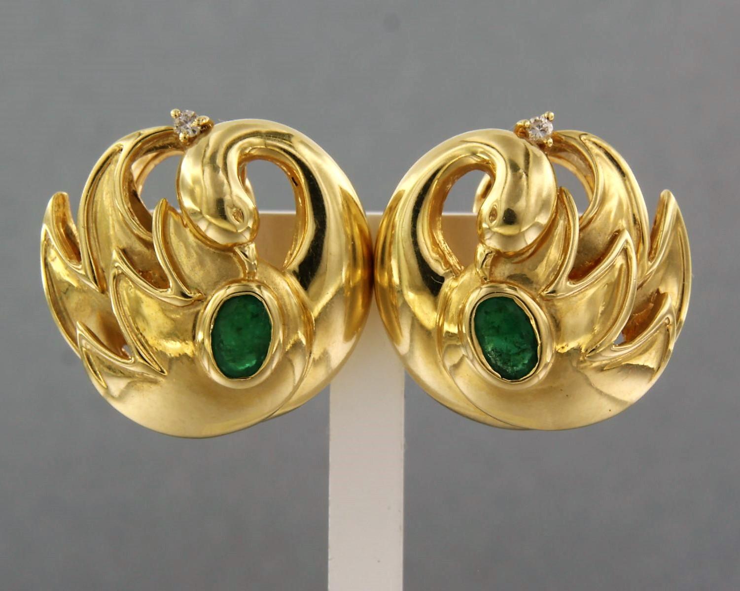 18 kt yellow gold ear clips set with emerald and brilliant cut diamond to. 0.06ct - K/L - SI

detailed description

the front of the earclips has a diameter of 2.1 cm wide

Total weight 14.6 grams

put with

- 2 x 5.0 mm x 3.5 mm oval faceted oiled