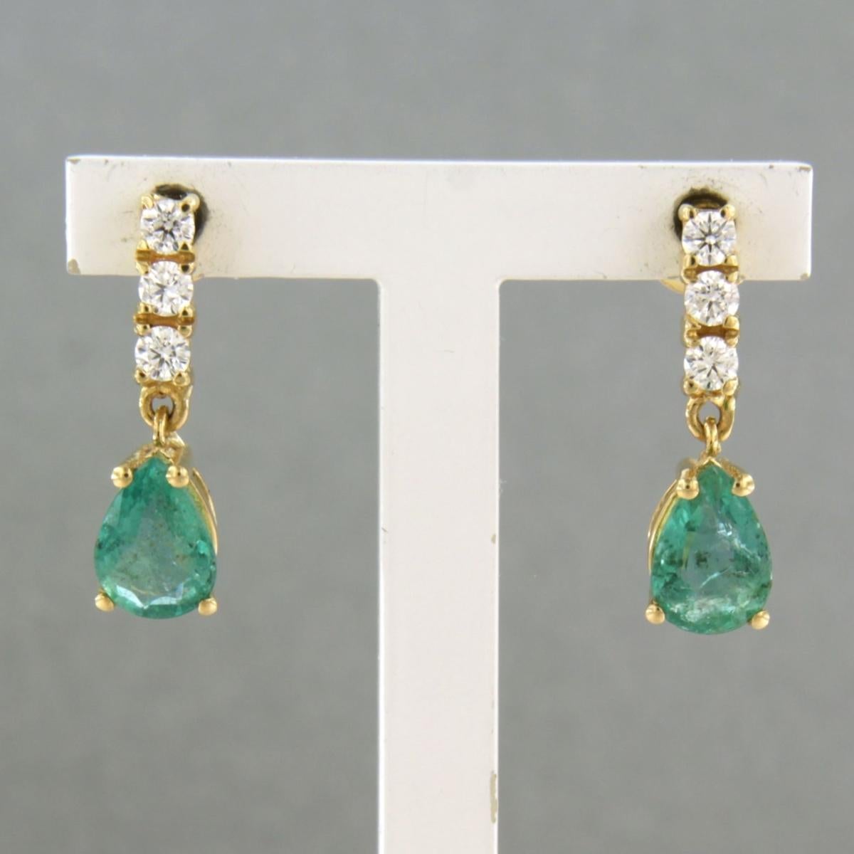 18k yellow gold earrings set with emeralds. 1.28ct and brilliant cut diamond up to. 0.24ct - F/G - VS/SI

Detailed description:

the size of the earring is 1.7 cm long by 5.0 mm wide

Total weight 2.4 grams

set with

- 2 x 7.0 mm x 5.0 mm drop