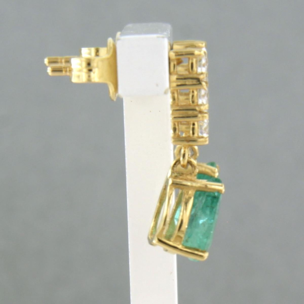 Ohrringe mit Smaragd und Diamanten aus 18 Karat Gelbgold im Angebot 1