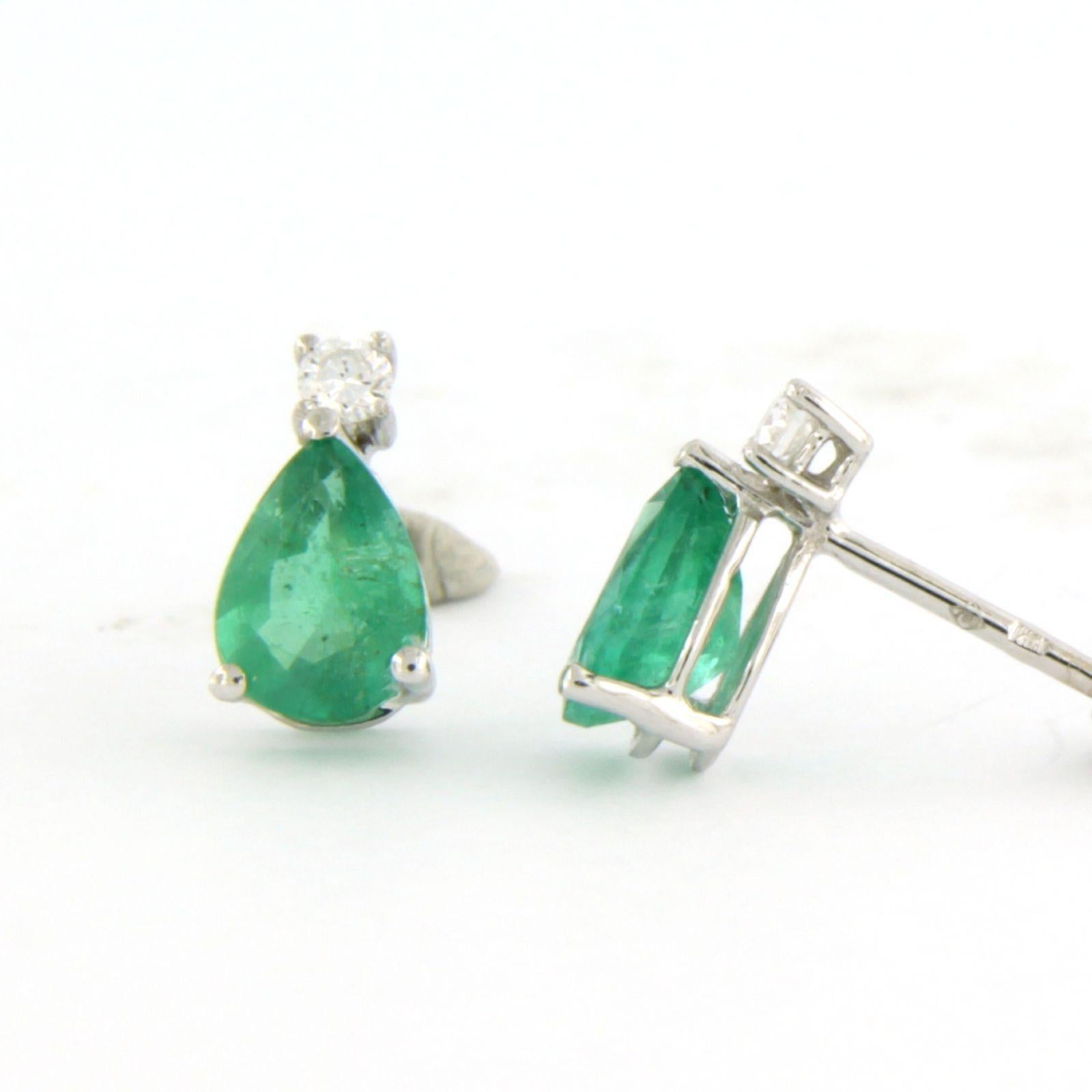 Ohrringe mit Smaragd bis zu 1,30 Karat und Diamanten im Brillantschliff aus 18 Karat Weißgold (Moderne) im Angebot