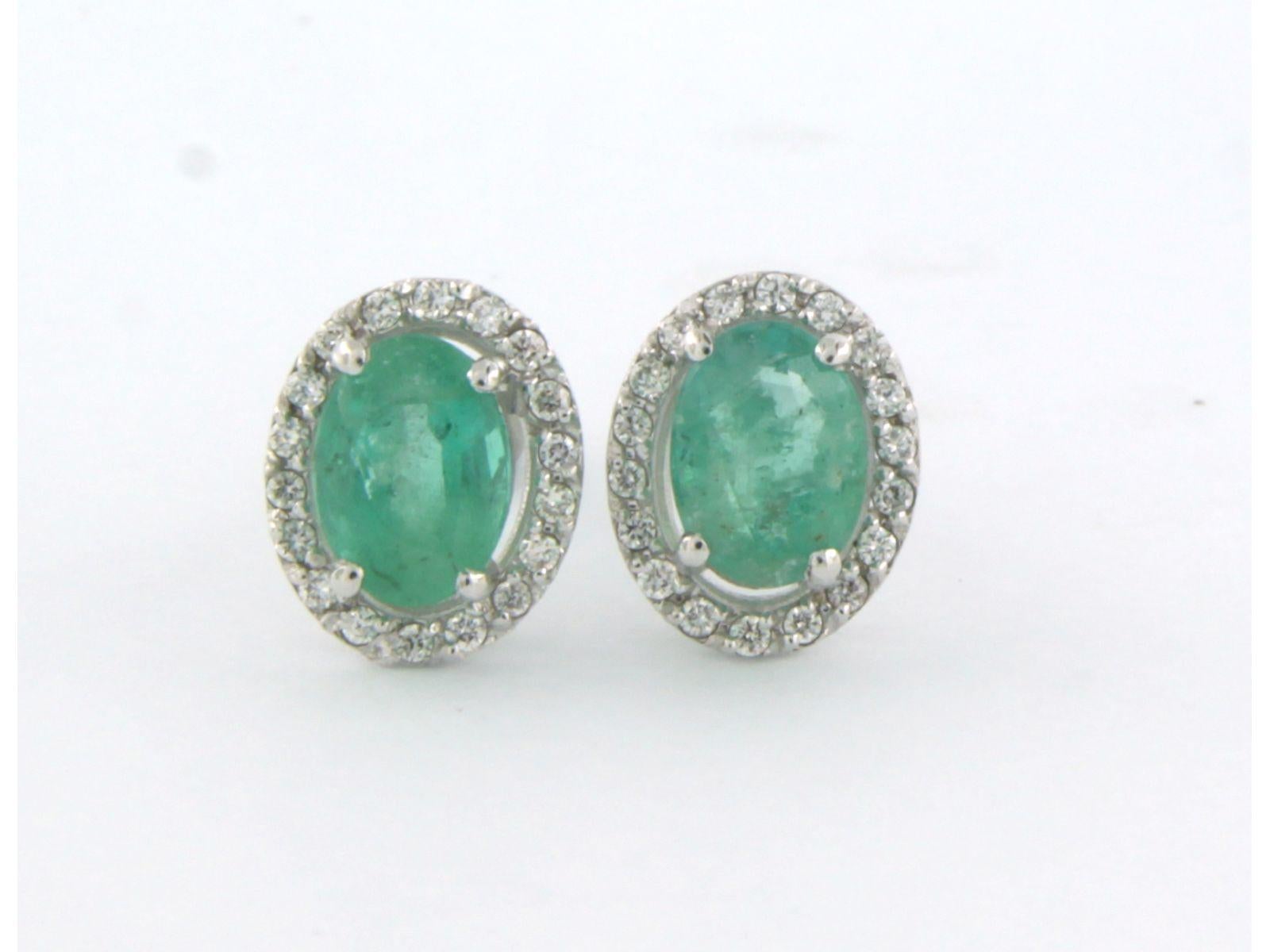 14k white gold stud earrings set with emerald. 1.62ct and brilliant cut diamond up to. 0.20ct - F/G - VS/SI

detailed description

The ear studs are 1.0 cm long by 8.2 mm wide

weight: 2.5 grams

occupied with:

- 2 x 7.1 mm x 5.0 mm oval facet cut