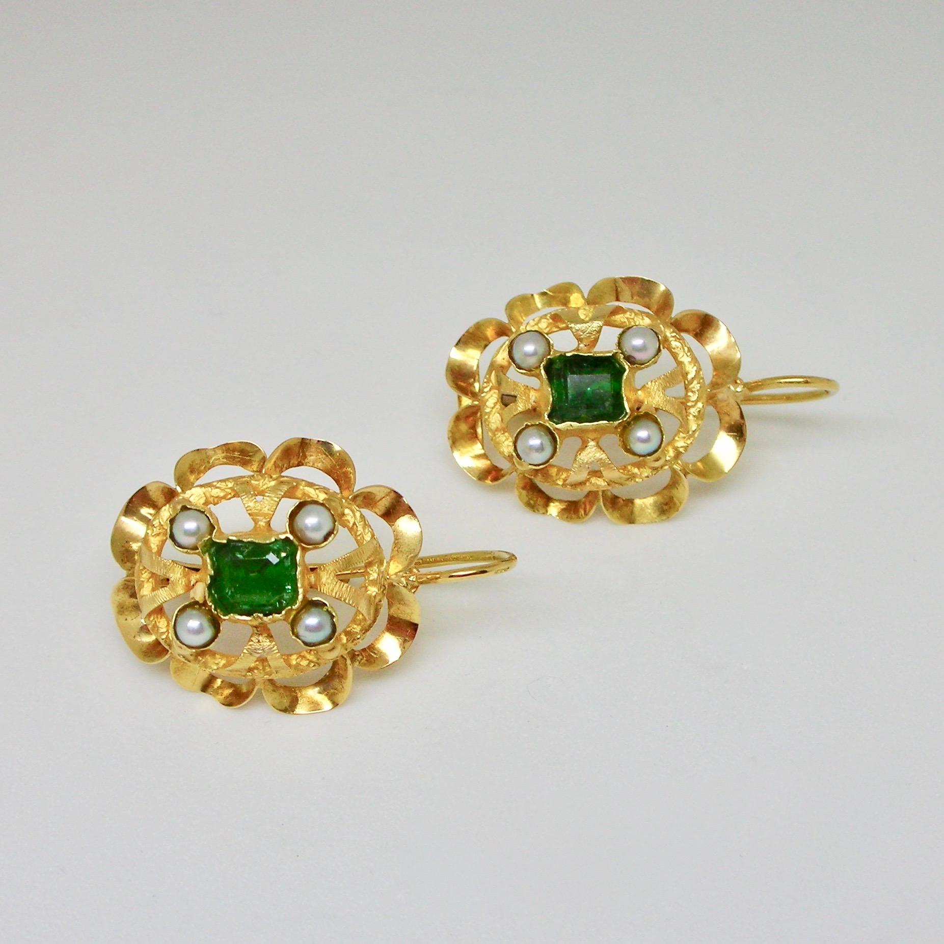 Earrings set in 18kt gold with natural emeralds and small cultured pearls. With lever back fastening, 1970s circa of probable Italian provenance.