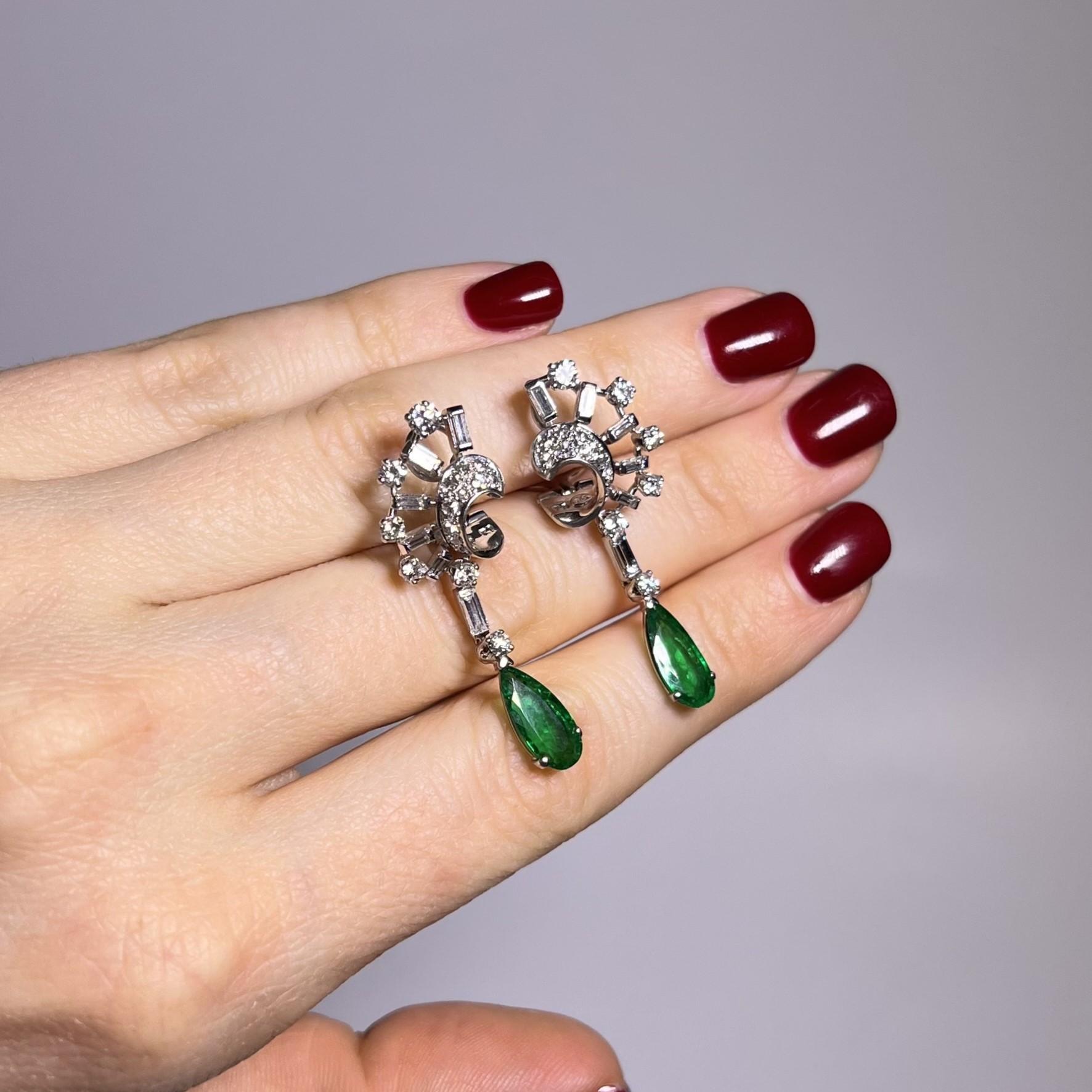 Earrings with Emeralds & Diamonds in 18 Karat White Gold by Gübelin In Good Condition For Sale In Lucerne, CH