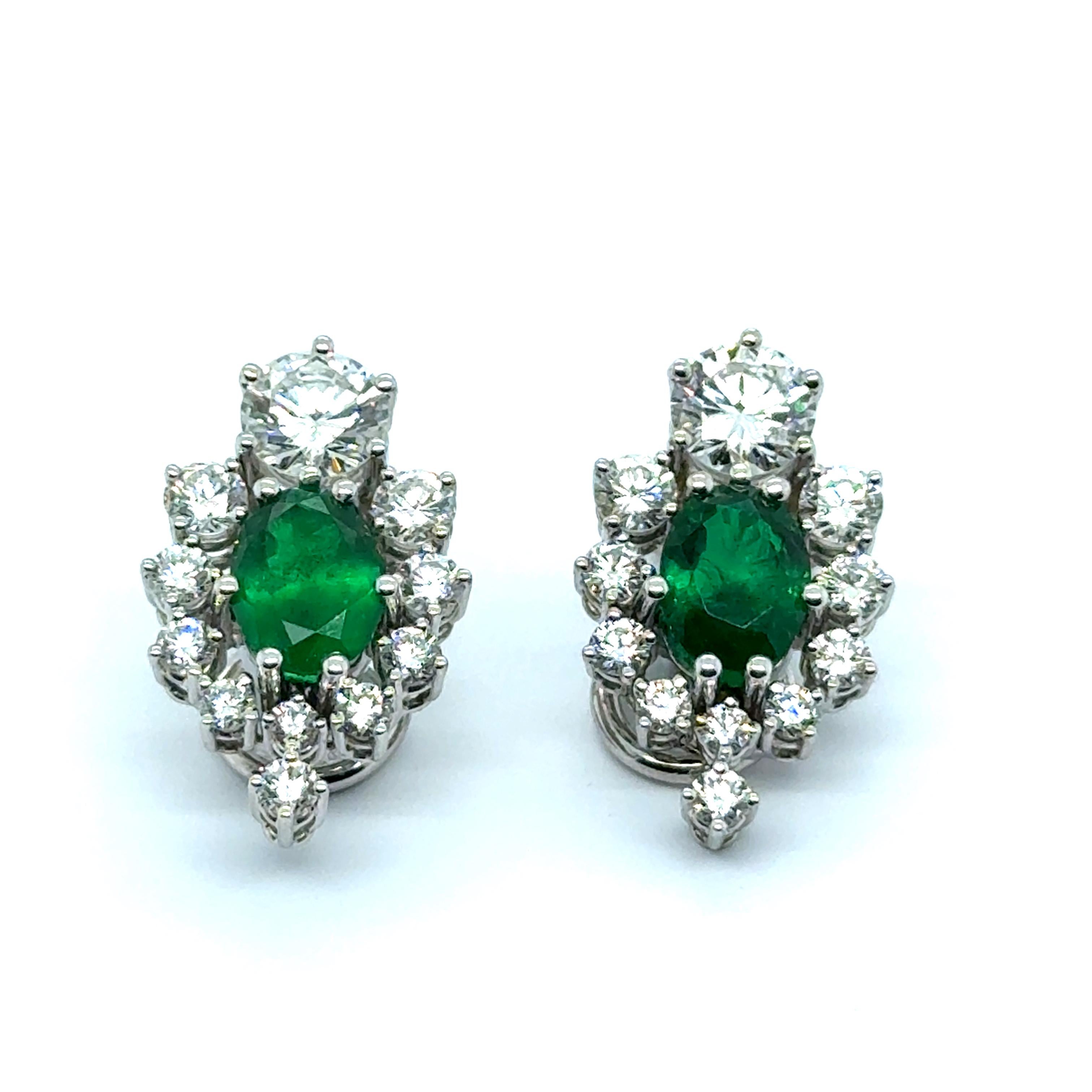 Earrings with Emeralds & Diamonds in 18 Karat White Gold In Good Condition For Sale In Lucerne, CH