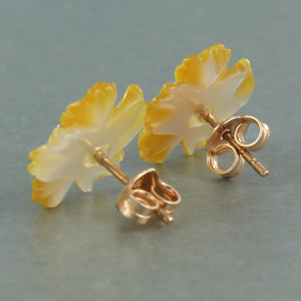 18k pink gold stud earrings with yellow agate and brilliant cut diamond 0.08 ct - F/G - VS/SI

Detailed description:

ear studs have a diameter of 1.4 cm

Total weight 1.9 grams

set with

- 2 x 1.4 cm flower shape cut agate

color: yellow
purity: