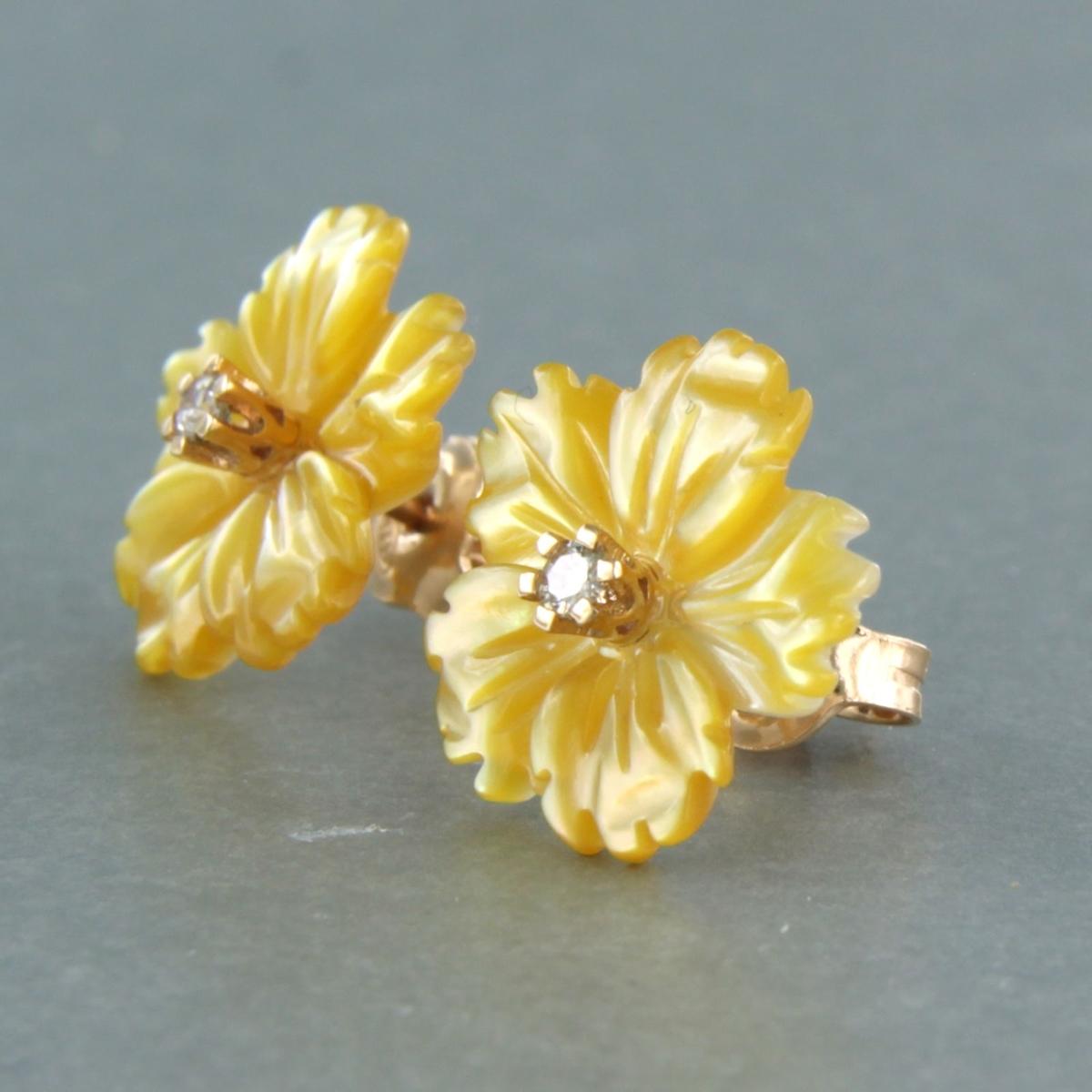 Modern Earrings with flower shaped agate and brilliant cut diamond 0.08ct 18k pink gold For Sale