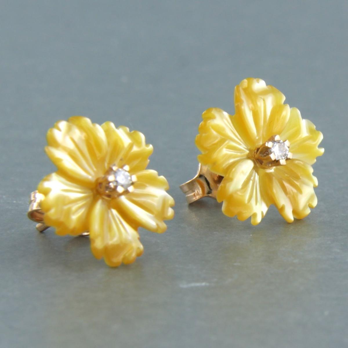 Brilliant Cut Earrings with flower shaped agate and brilliant cut diamond 0.08ct 18k pink gold For Sale