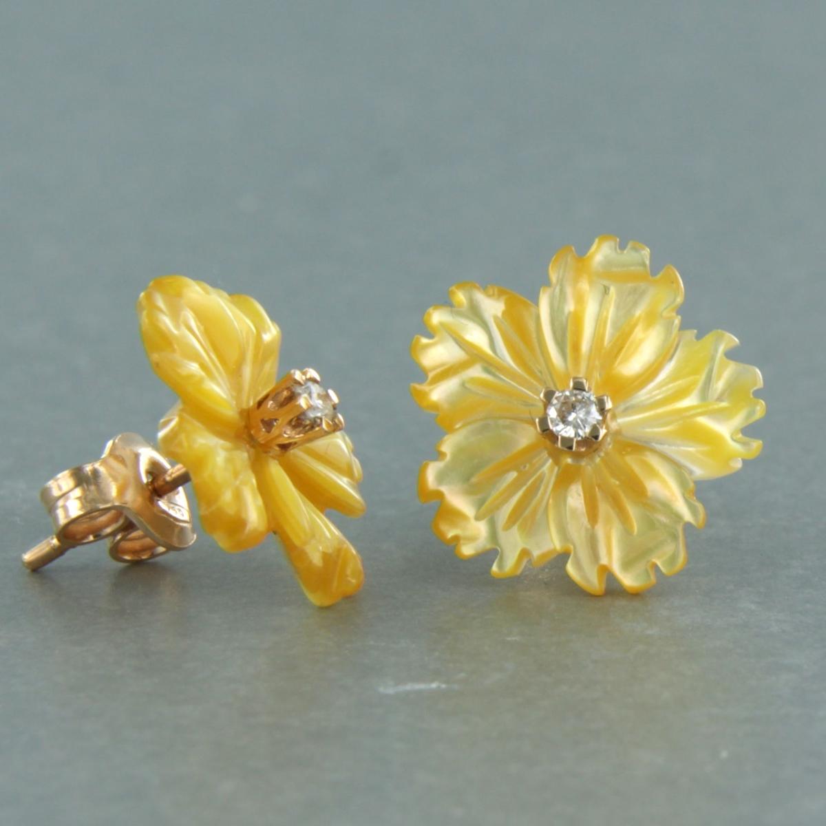 Earrings with flower shaped agate and brilliant cut diamond 0.08ct 18k pink gold In New Condition For Sale In The Hague, ZH