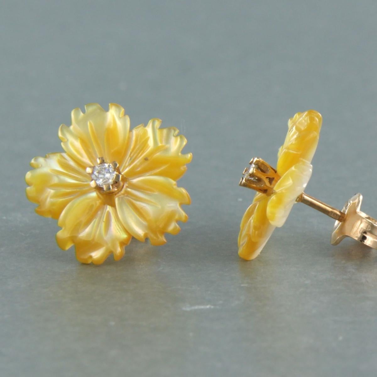 Women's Earrings with flower shaped agate and brilliant cut diamond 0.08ct 18k pink gold For Sale