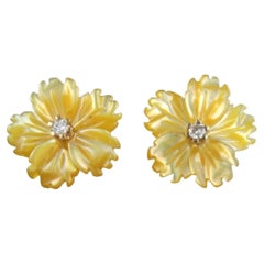 Orecchini con agata a forma di fiore e diamante taglio brillante da 0,08 carati in oro rosa 18 ct.