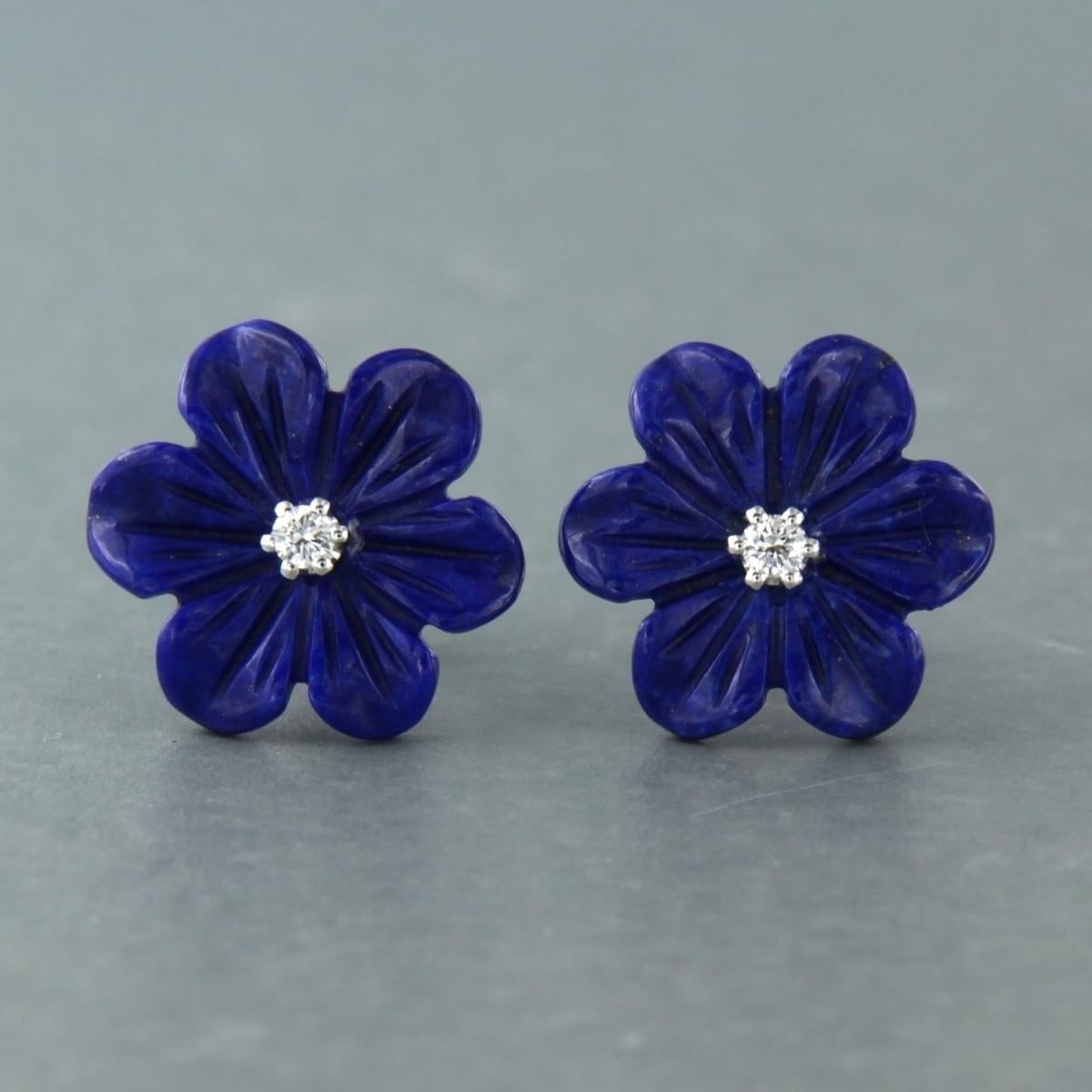 18k white gold stud earrings with lapis lazuli and brilliant cut diamond 0.08 ct - F/G - VS/SI

Detailed description:

The ear studs have a diameter of 1.4 cm

Total weight 3.0 grams

set with

- 2 x 1.4 cm flower shape cut lapis lazuli

color: