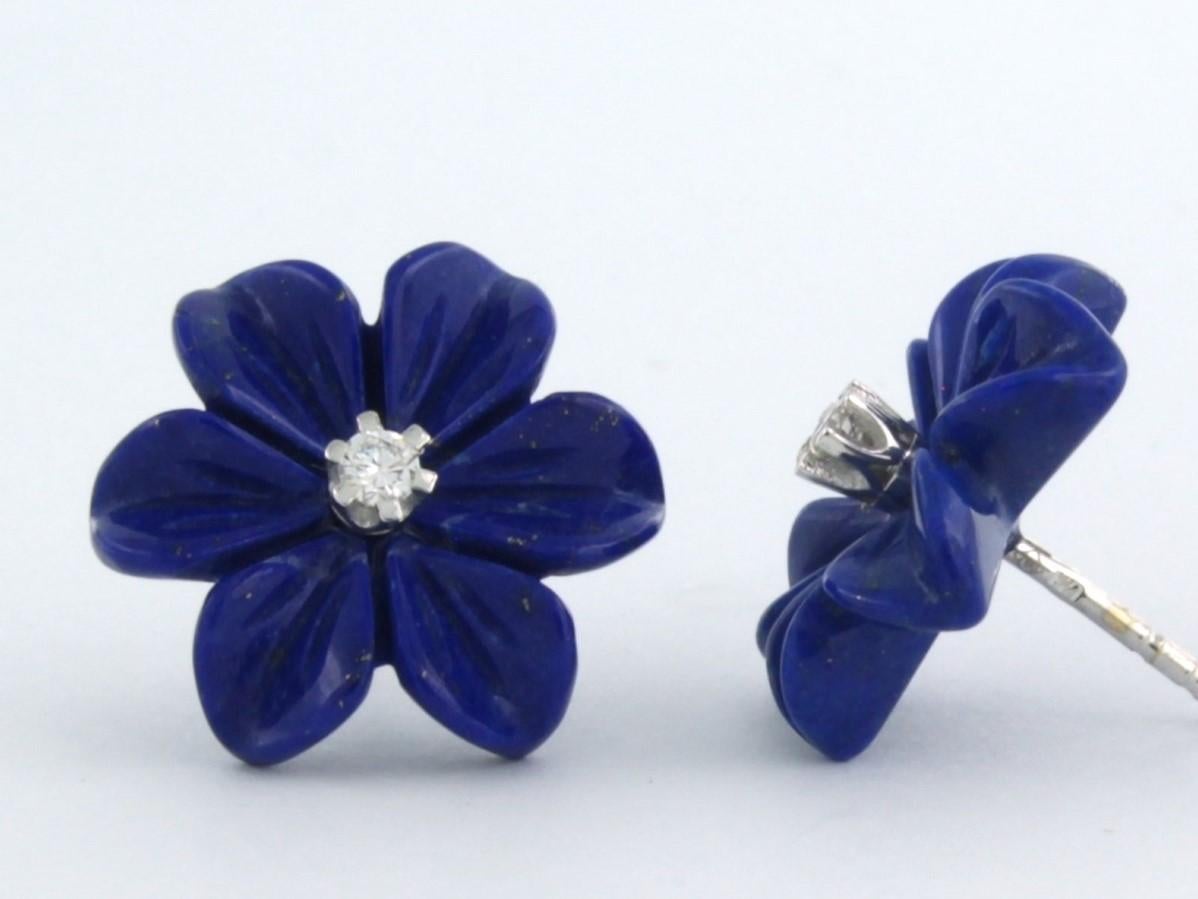 18k white gold stud earrings with lapis lazuli and brilliant cut diamond 0.08 ct - F/G - VS/SI

Detailed description:

The ear studs have a diameter of 1.4 cm

Total weight 3.0 grams

set with

- 2 x 1.4 cm flower shape cut lapis lazuli

color: