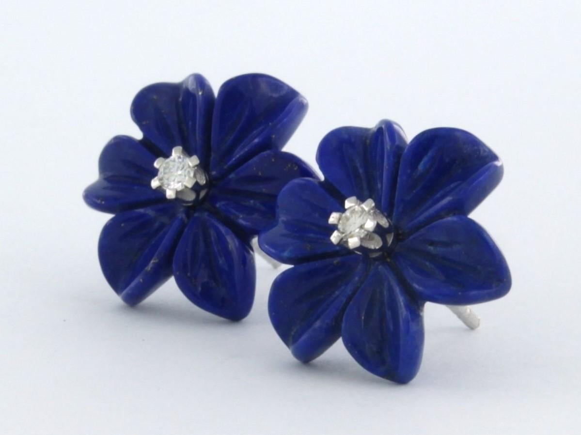 Earrings with flower shaped lapis lazuli and brilliant cut diamonds 18k gold In New Condition For Sale In The Hague, ZH