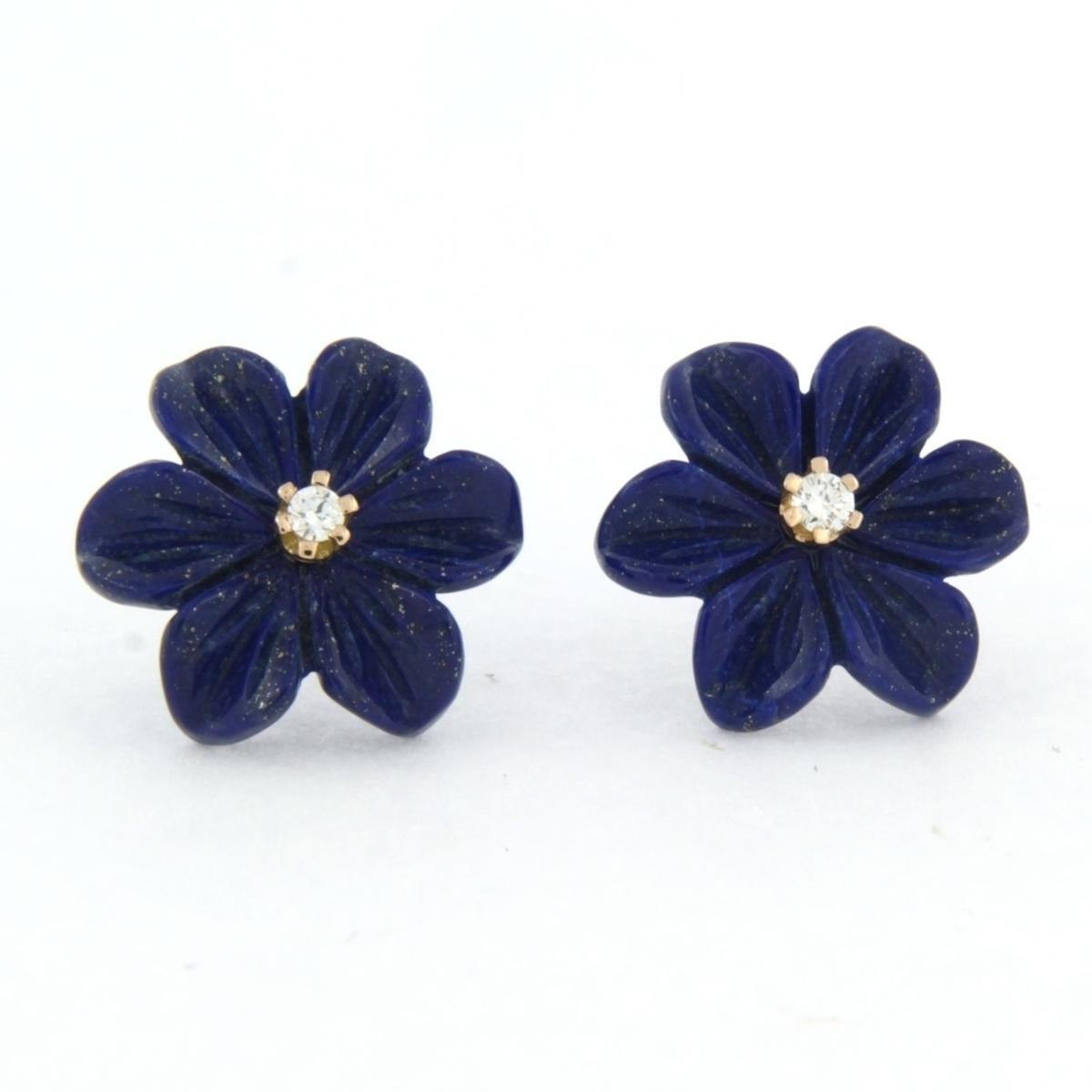 18 kt pink gold ear studs with flower shaped lapis lazuli and brilliant cut diamond 0.08 ct - G/H - VS/SI

detailed description:

the size of the ear stud has a diameter of 1.4 cm

Total weight 2.9 grams

put with

- 2 x 1.5 cm flower shape cut