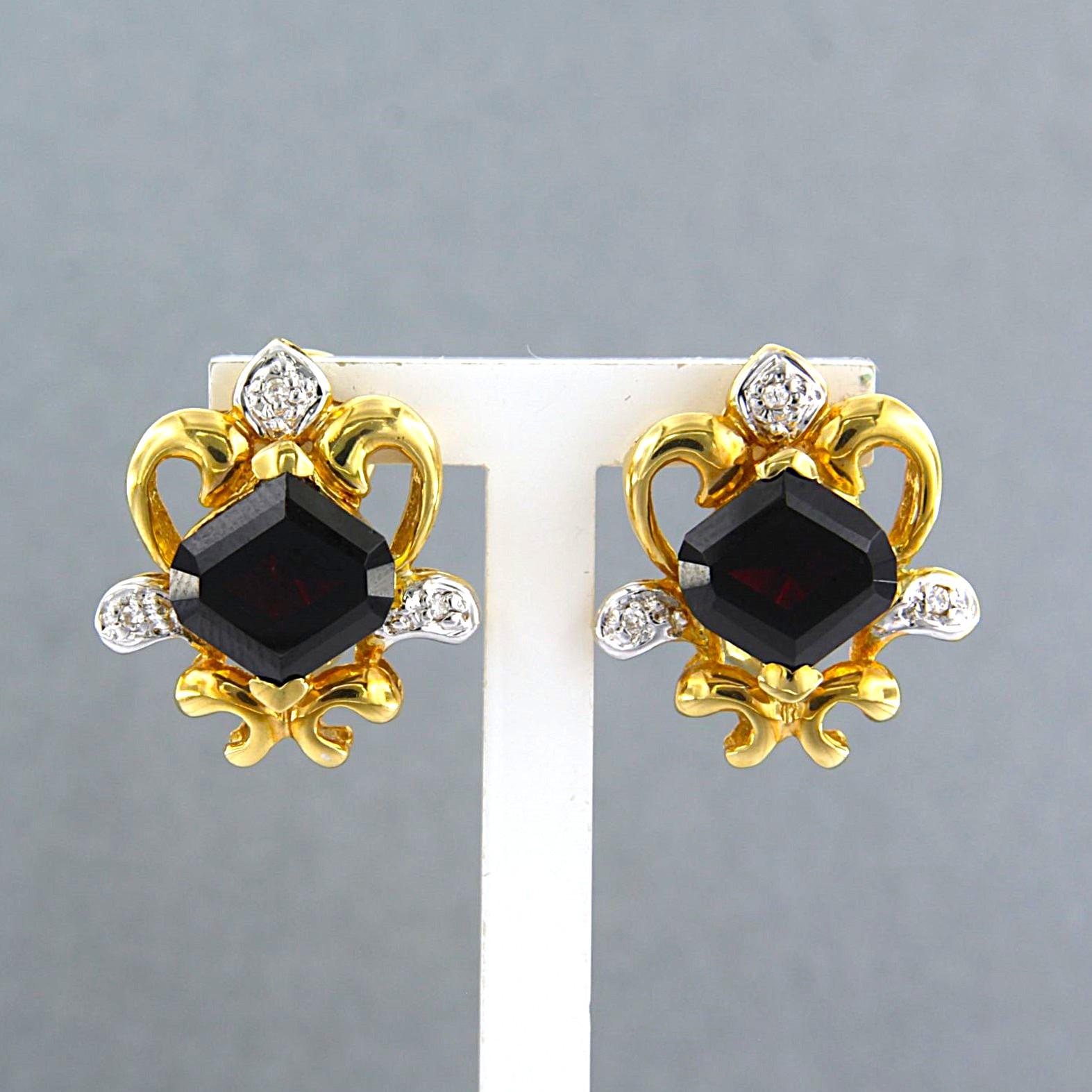 18k bicolor gold clip-on earrings set with garnet and brilliant cut diamond 0.06ct - F/G - VS/SI - dim. 1.9 cm x 1.7 cm 

detailed description:

The top of the clip-on earrings is 1.9 cm high and 1.7 cm wide

weight: 8.9 grams

set with:

- 2 x 1.0