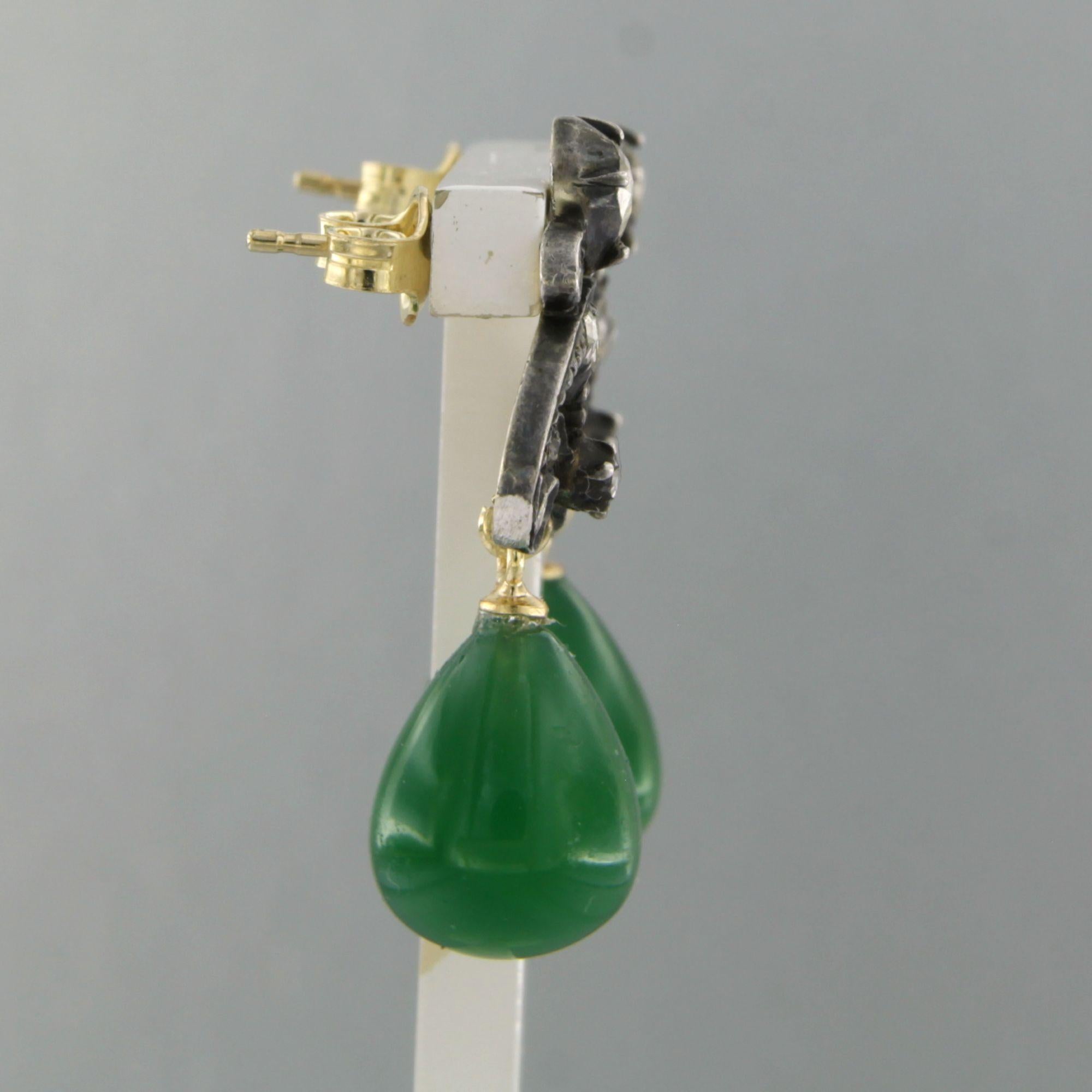 Boucles d'oreilles en or jaune 14k et argent serties d'agate verte et de diamants roses jusqu'à 0,30 ct - G/H - SI

Description détaillée :

Les boucles d'oreilles mesurent 3,0 cm de long et 1,6 cm de large.

Poids total : 7.4 grammes

Ensemble
