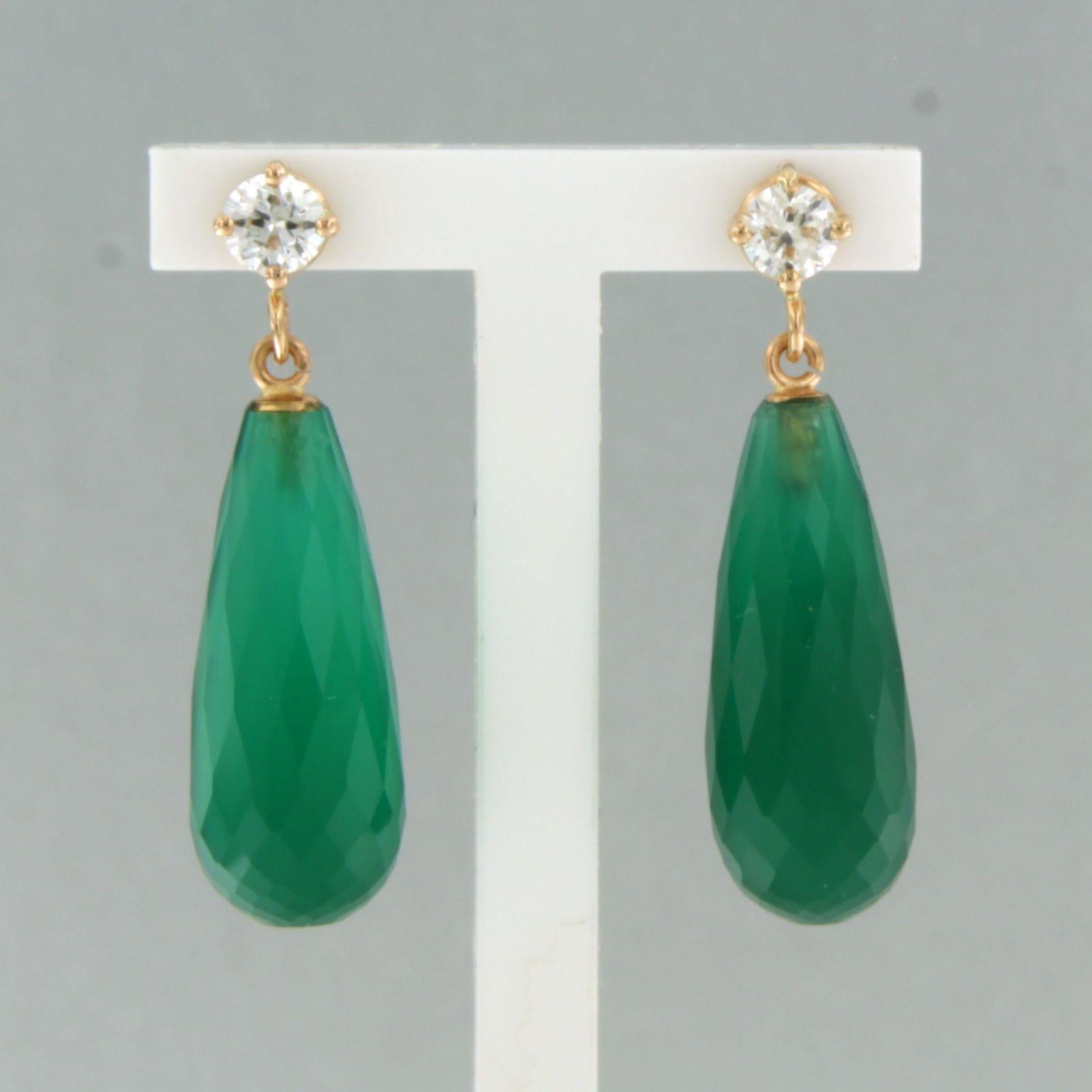 18k pink gold earrings with green chalcedony and brilliant cut diamonds up to 0.42ct – H/I – VS/SI 

Detailed description:

the size of the earring is 3.0 cm long by 8.0 mm wide

Total weight 5.2 grams

set with

- 2 x 2.0 cm x 8.0 mm drop shape
