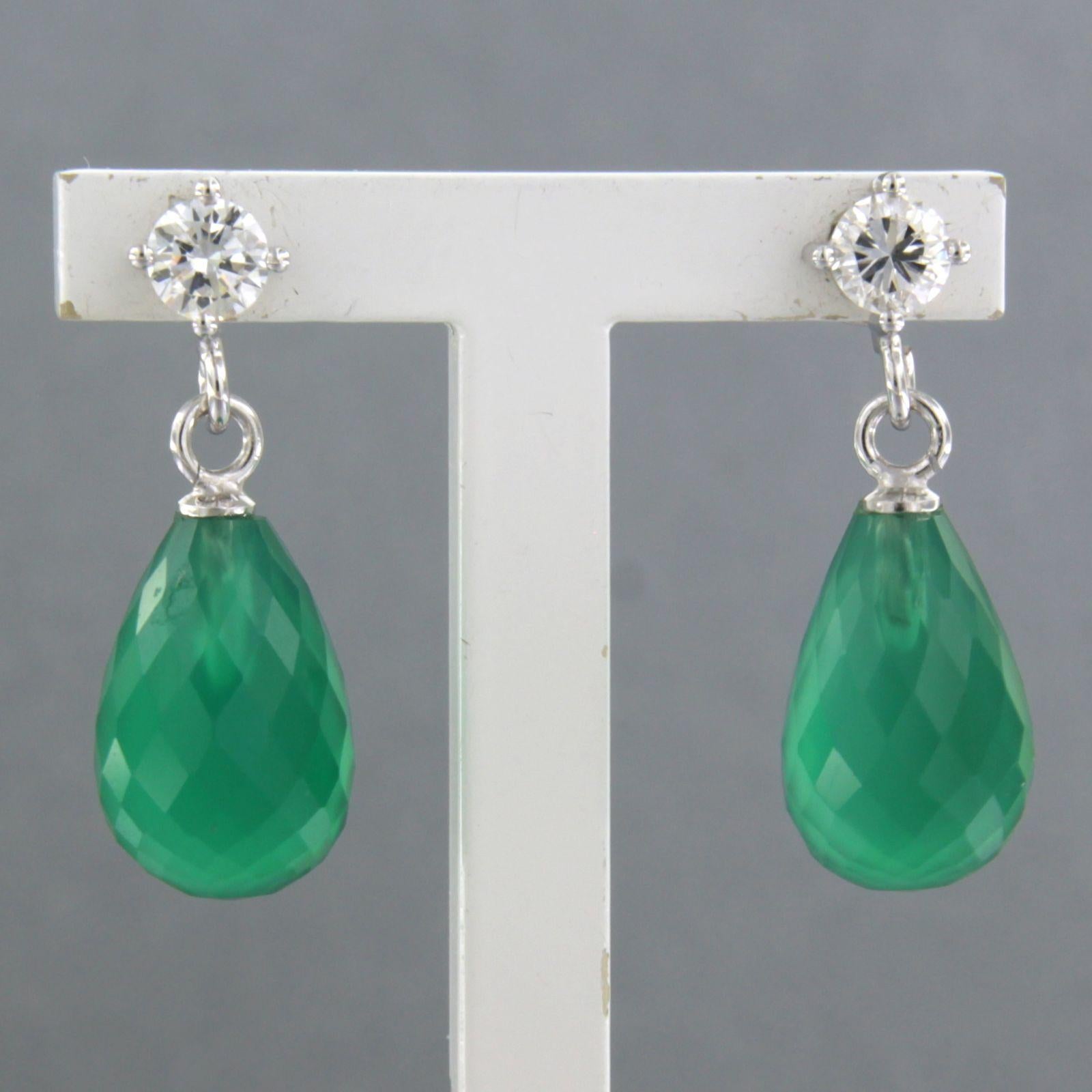 18k white gold earrings set with green chalcedony and brilliant cut diamond up to 0.42ct - F/G - VS/SI

Detailed description

the size of the earring is 2.0 cm long by 8.0 mm wide

Total weight: 3.8 grams

set with:

- 2 x 1.2 cm x 8.0 mm briolette