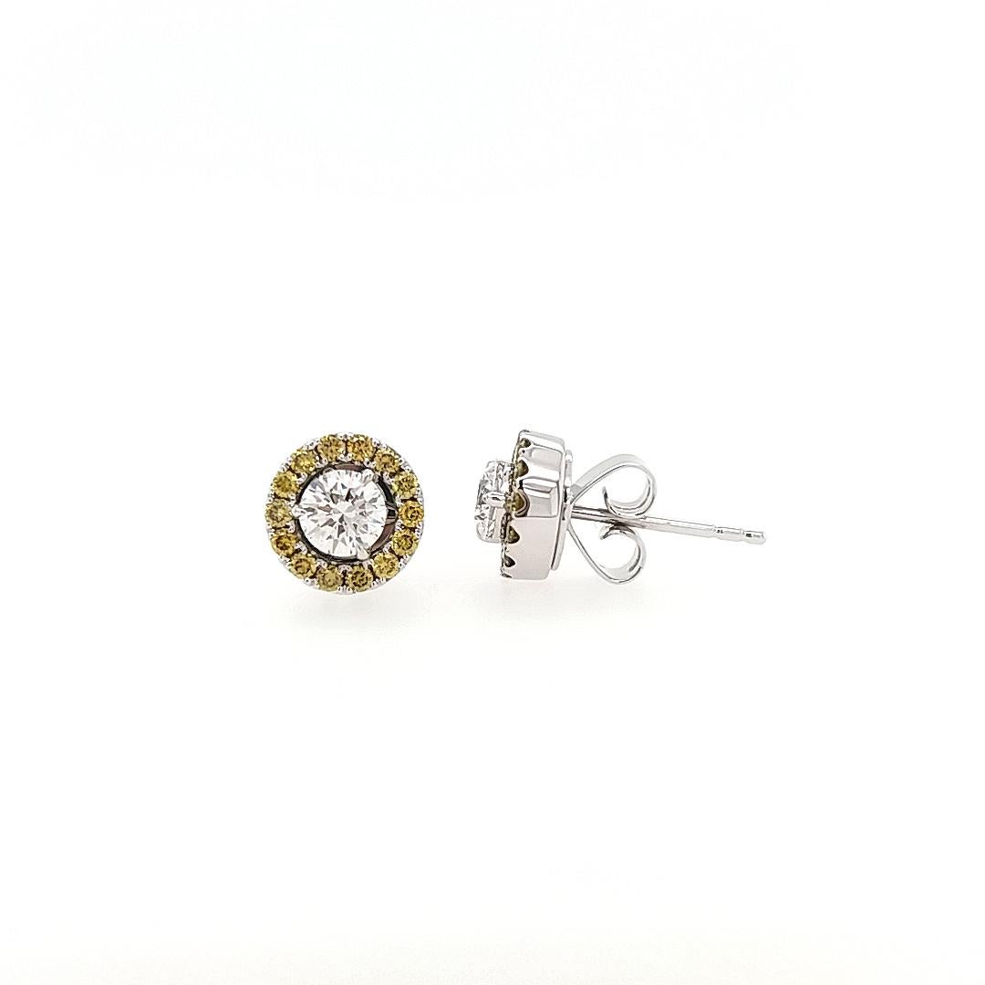 Wunderschöne Ohrstecker mit GIA-zertifizierten runden weißen Diamanten, verziert mit einem verstellbaren Halo aus seltenen grünen Diamanten
- Kann auch nur als weiße Diamanten getragen werden.

Weißer Diamant - 0,30 Karat (GIA-zertifiziert)
Weißer