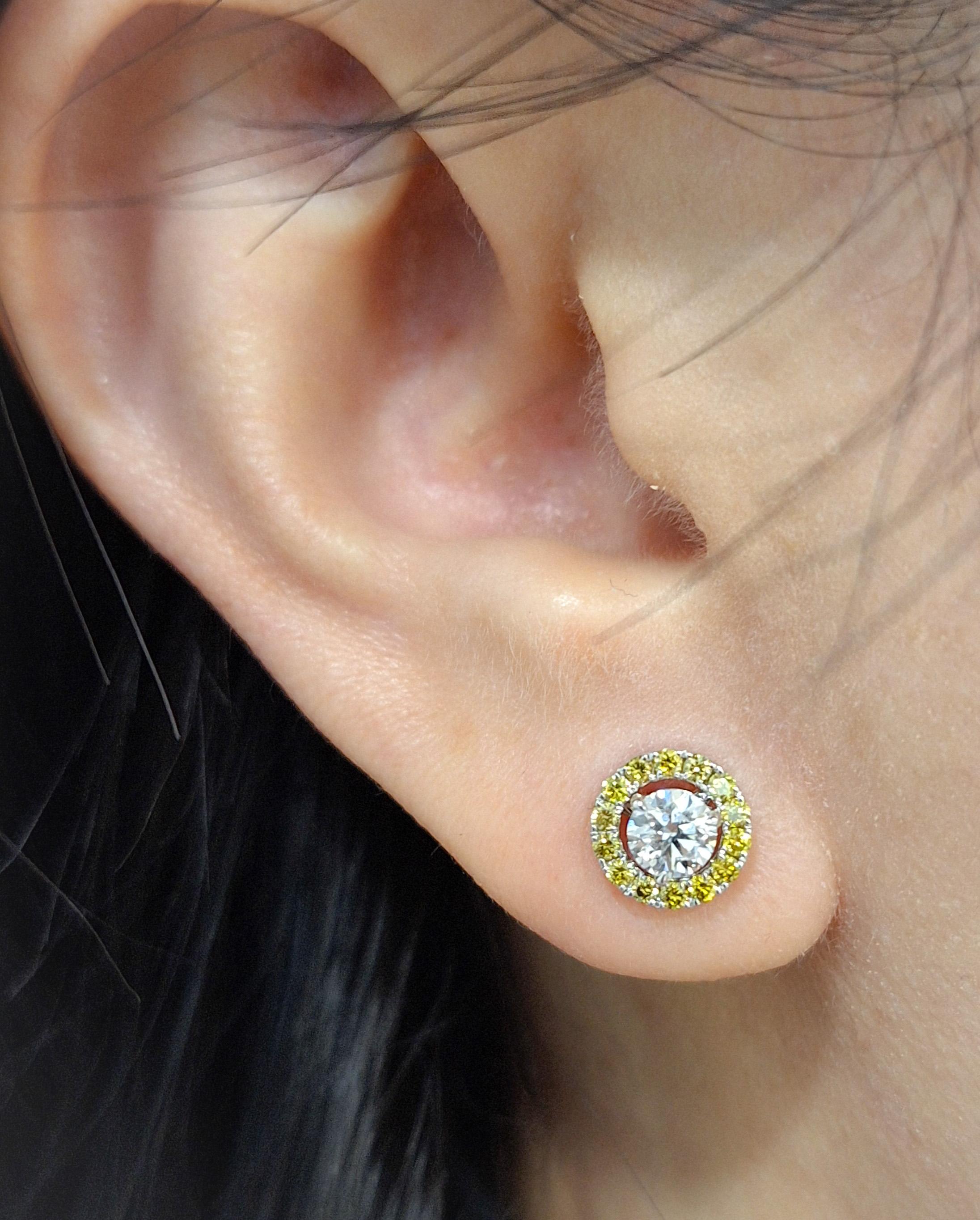 Ohrringe mit grünen Diamanten und GIA-zertifizierten runden weißen Diamanten Damen im Angebot