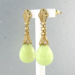 Pendientes con crisófraso color limón y diamantes de talla simple de hasta 0,36 ct, en oro de 14k