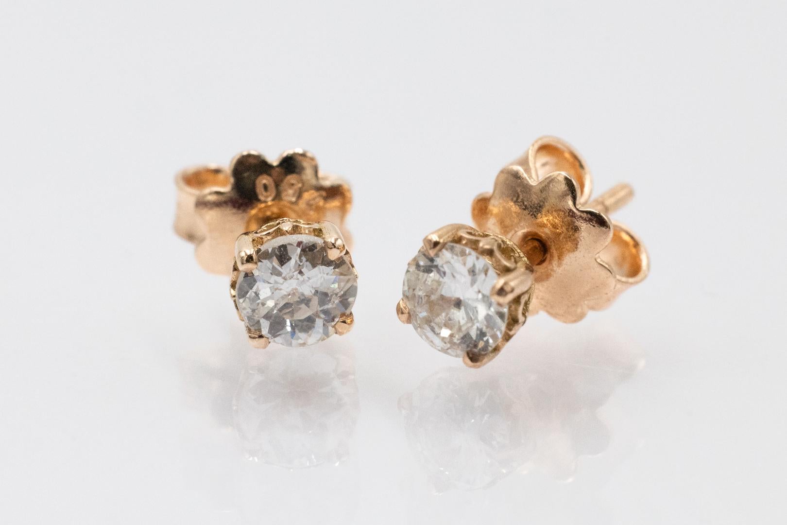 Klassische Ohrringe mit Diamanten im Altschliff in einer Fassung aus 18 Karat Gold (Feingehalt 0,750). Die Ohrringe sind mit 2 Diamanten im Altschliff mit einem Gesamtgewicht von ca. 0,70 ct (Farbe H-I, Reinheit VS2-SI2) besetzt.

Durchmesser ca.