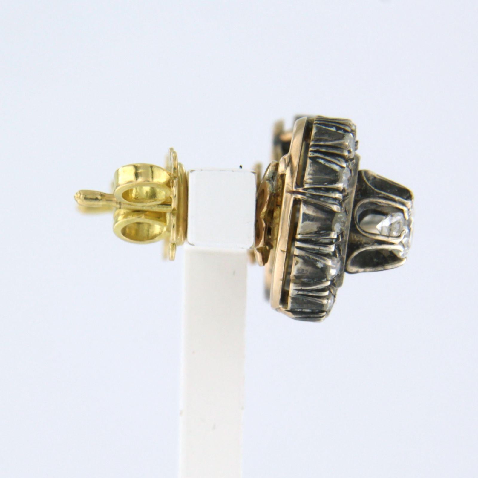 Orecchini in oro e argento 18k con diamanti taglio vecchio europeo e diamanti taglio singolo, 0,60 ct - G/H - SI e J/K - P

Descrizione dettagliata

La parte superiore dell'orecchino ha un diametro di 1,2 cm.

I perni sono nuovi

Peso: 6.3