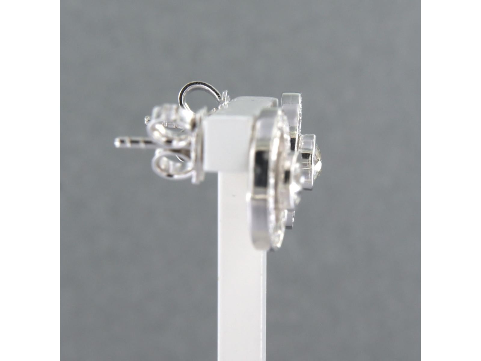 Boucles d'oreilles en or blanc 14k serties de diamants taille ancienne et taille brillant jusqu'à 1,50 ct - G/H - SI

Description détaillée :

Le diamètre du goujon est de 1,3 cm.

Poids : 5,5 grammes

Set avec :

- 2 diamants taille ancienne de 4,5