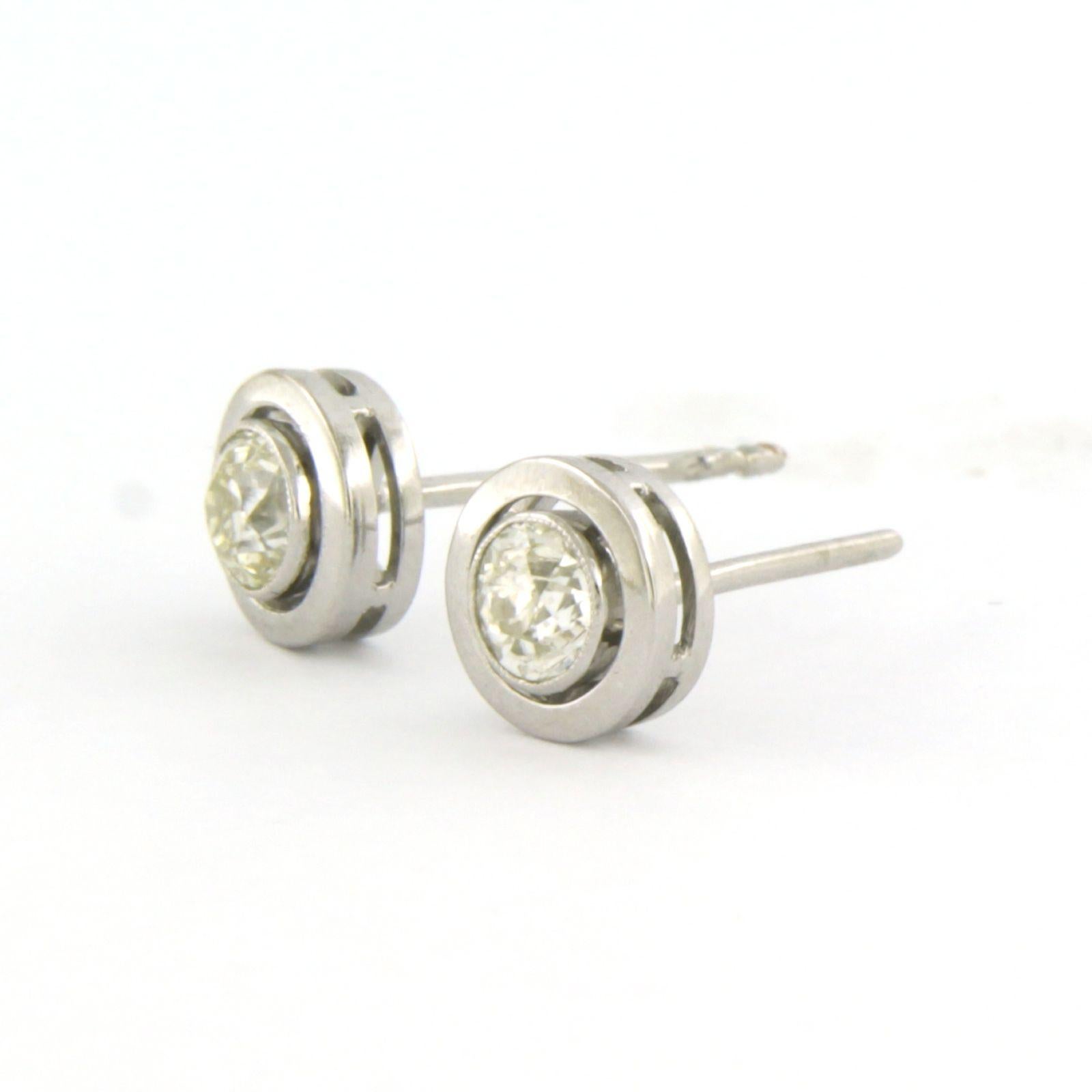 PT820 boucles d'oreilles en platine serties de diamants taille Old Mine 0.50ct - K/L - SI
Les boucles d'oreilles sont en or blanc 18 carats.

Description détaillée :

la taille de la boucle d'oreille est de 7,0 mm de diamètre

Poids total 2,4