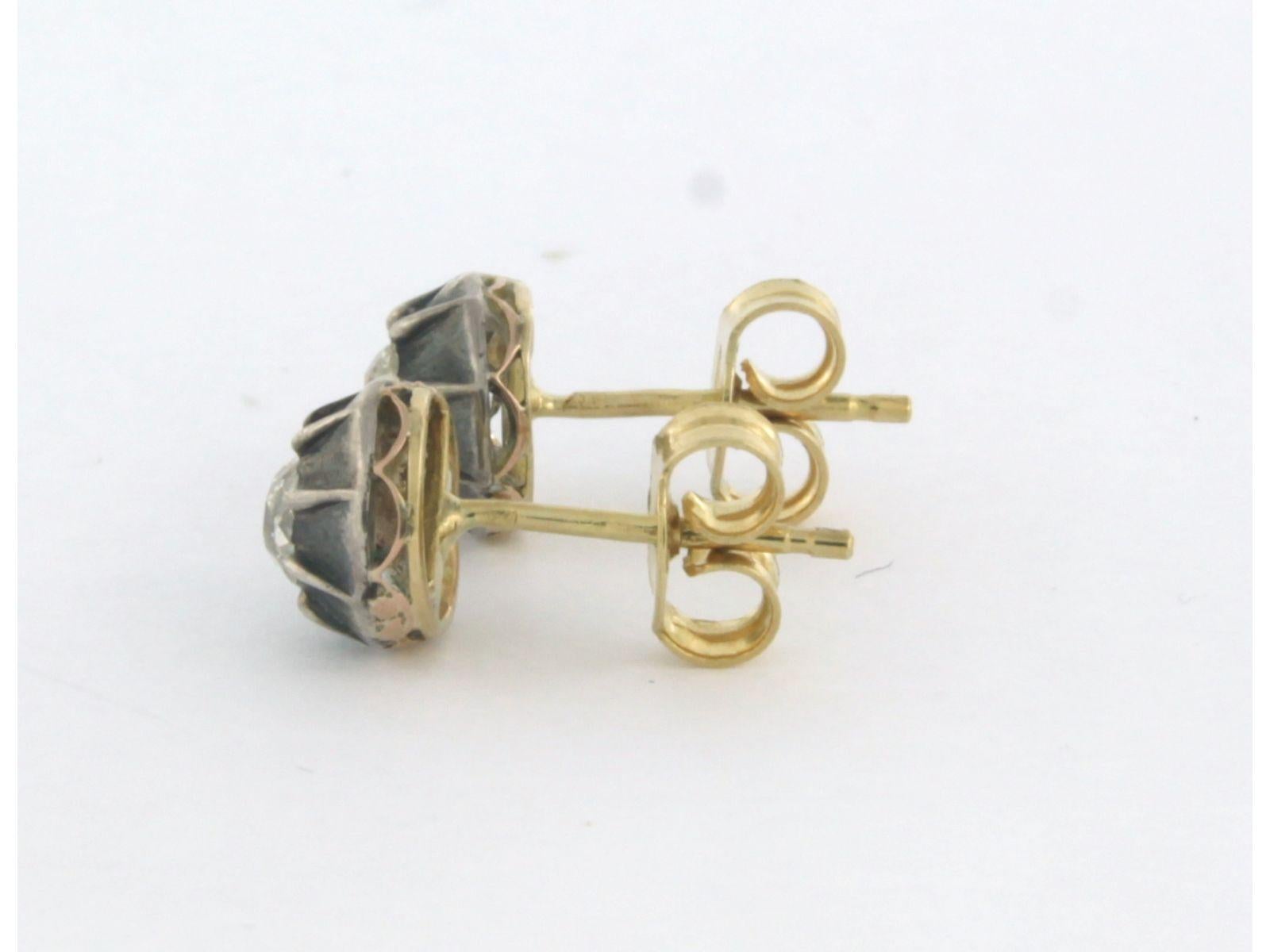 Boucles d'oreilles solitaires en or 18k et argent serties de diamants taille ancienne jusqu'à 0,70 ct - G/H - SI

Description détaillée :

La partie supérieure de la boucle d'oreille mesure 7,5 mm de large.

Poids : 2,3 grammes

Set avec :

- 2