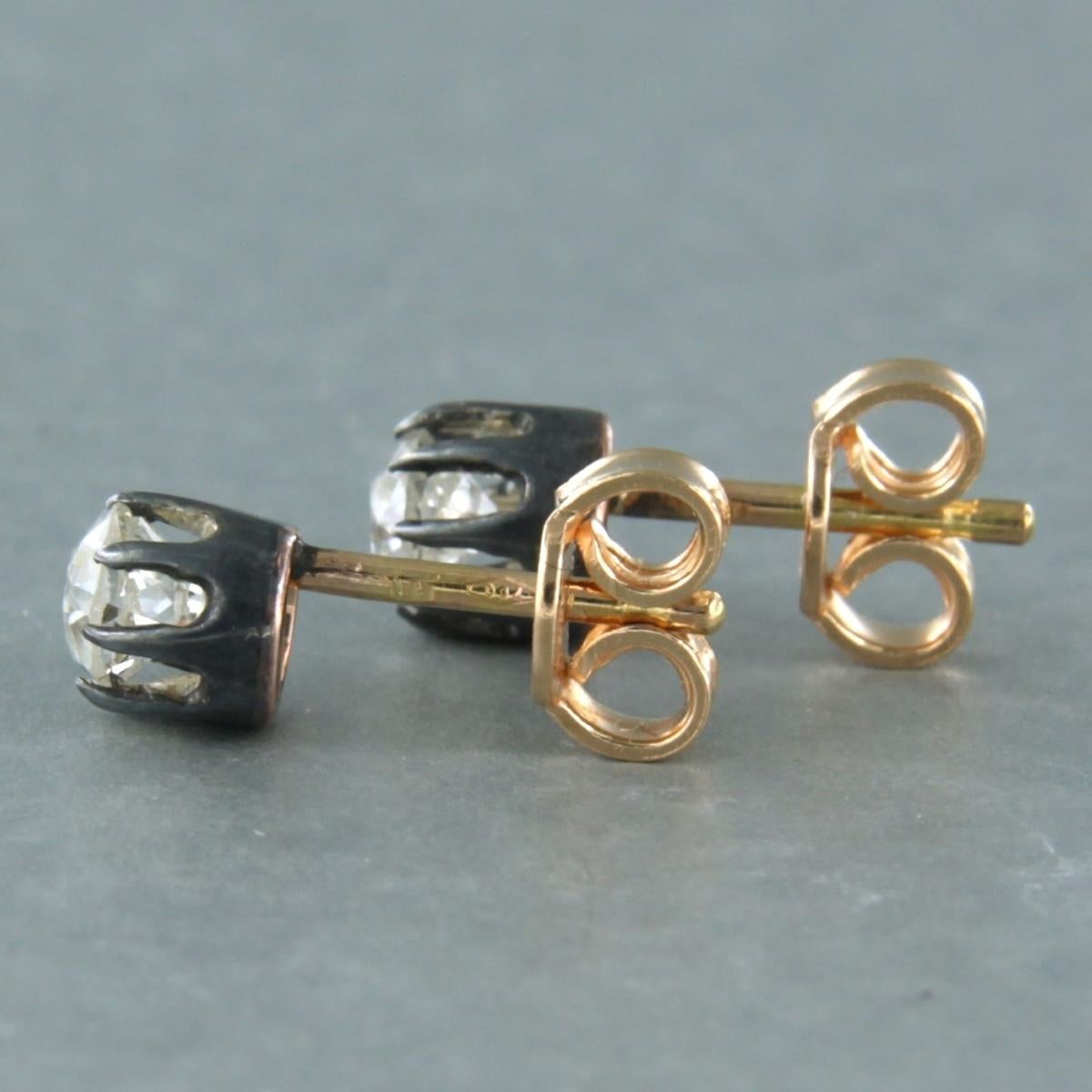 Boucles d'oreilles en or rose 18k et argent serties de diamants taille ancienne jusqu'à 0,70 ct - G/H - SI

Description détaillée :

L'avant du goujon a une largeur de 5,1 mm.

Le poids total est de 1,6 gramme

Ensemble avec

- 2 diamants taille