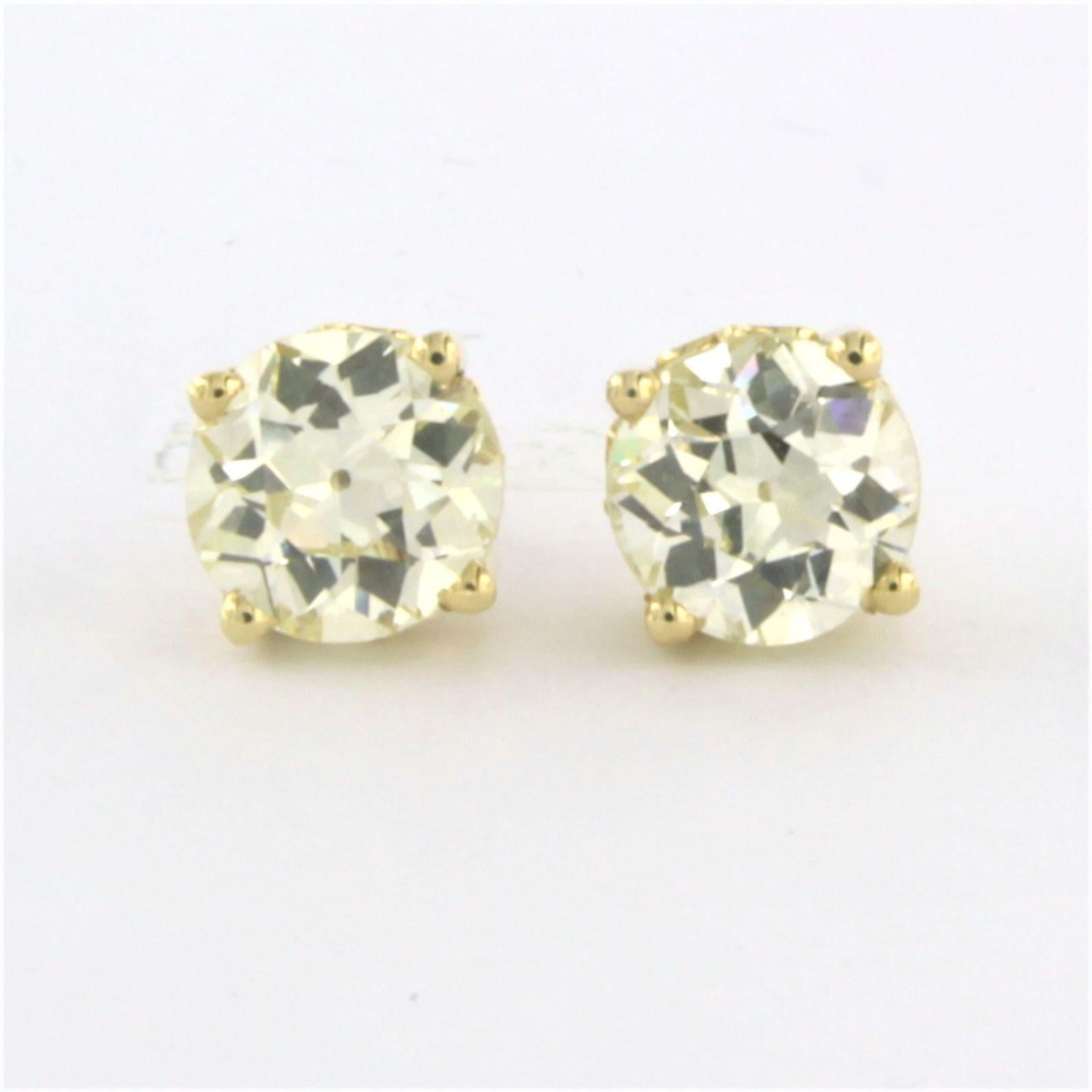 18k yellow gold solitaire stud earrings set with old mine-cut diamonds up to 3.23 ct – N/O - VS/SI

Detailed description:

The top of the stud is 7.5 mm wide.

Weight: 3.3 grams

Set with:

- 2 x 7.5 mm old mine-cut diamonds totaling approximately