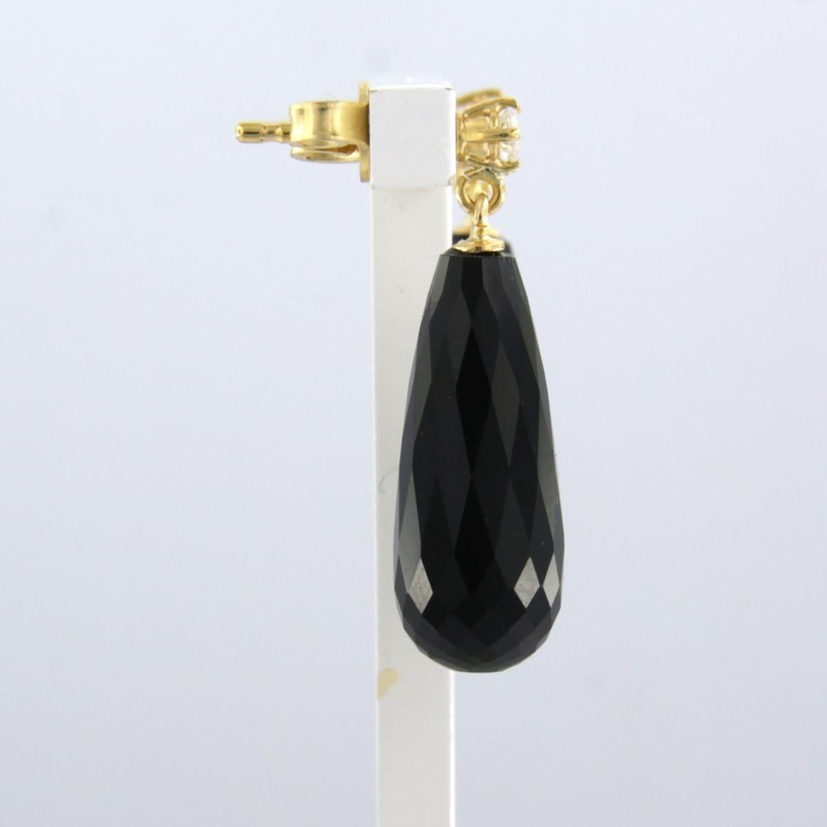 Boucles d'oreilles en or jaune 18k avec onyx et diamant 0.14 ct - F/G - VS/SI

Description détaillée :

La partie supérieure des boucles d'oreilles mesure 2,8 cm sur 0,8 cm.

Poids : 5.1 grammes

Set avec :

- 2 x 2,0 cm x 0,8 cm onyx pampel à