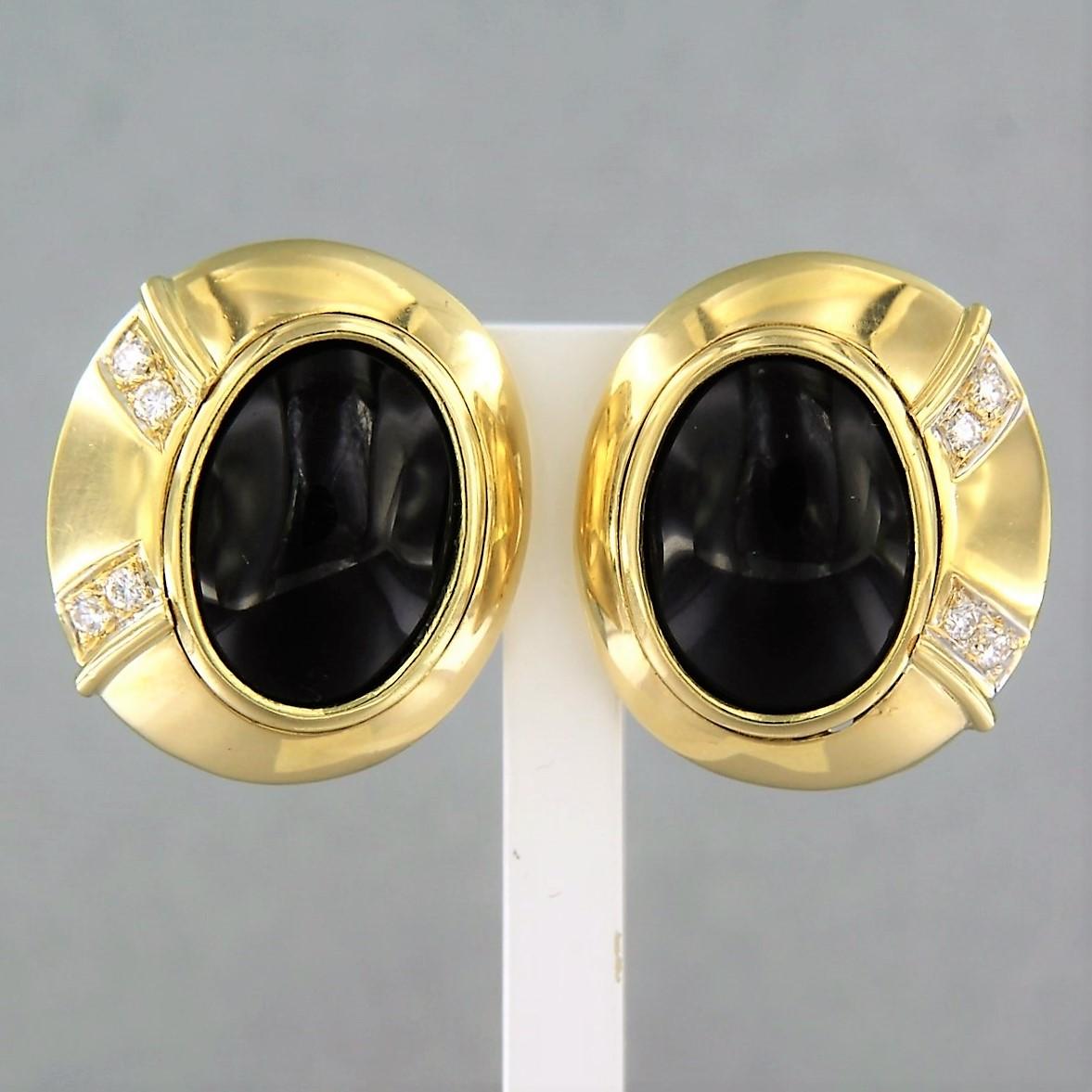 Boucles d'oreilles clips en or jaune 18k serties d'onyx et de diamants taille brillant. 0.20ct - G/H - VS/SI

description détaillée :

la taille de la boucle d'oreille est de 2,2 cm de long par 1,9 cm de large

poids 18,5 grammes

set avec

- 2 x