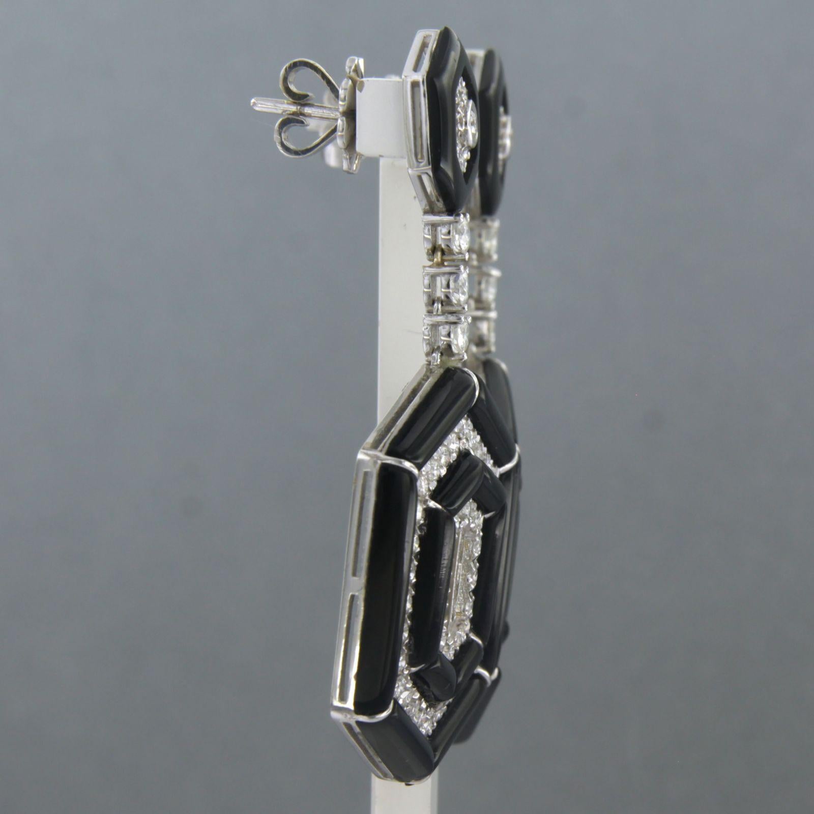 Pendientes de oro blanco de 14k engastados con ónice y diamantes talla brillante 2,20ct - F/G - VS/SI

Descripción detallada:

El pendiente mide 4,5 cm de largo por 2,1 mm de ancho

peso 13,1 gramos

Juego con

- Ónix tallado en forma octogonal de 2