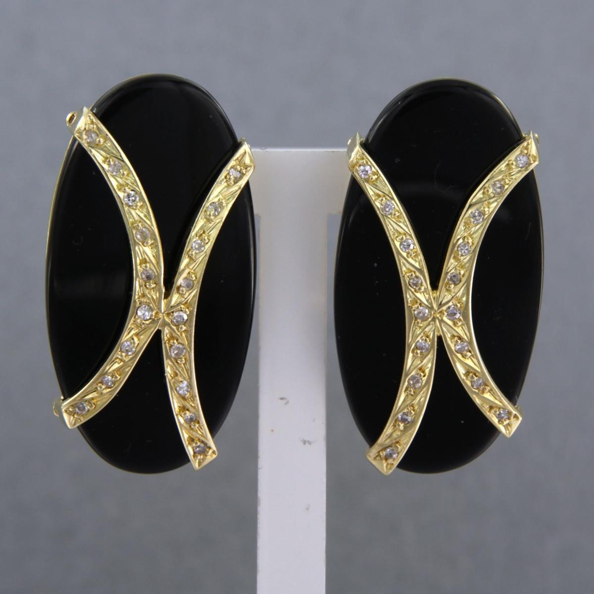 18 kt yellow gold earrings set with onyx and single cut cut diamond 0.10 ct - F/G - VS/SI

detailed description

The earrings are 3.0 cm high and 1.5 cm wide

weight: 15.4 grams

occupied with :

- 2 x 3.0 cm - 1.5 cm oval flat cut onyx

color