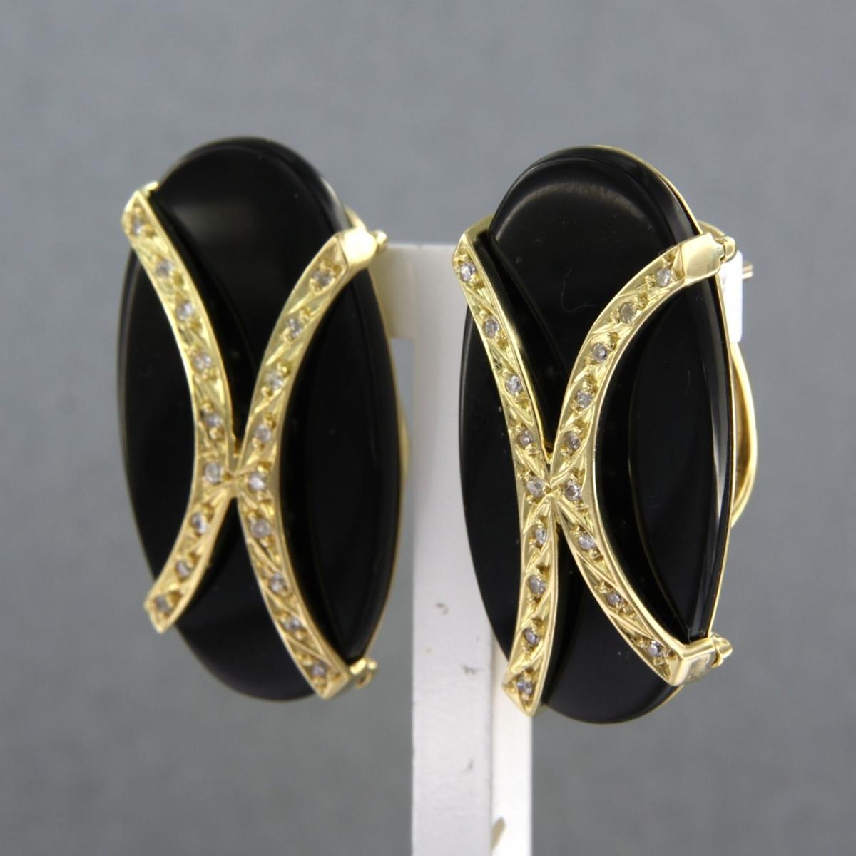 Boucles d'oreilles en or jaune 18 carats serties d'onyx et de diamants taille unique 0,10 ct - F/G - VS/SI

description détaillée

Les boucles d'oreilles mesurent 3,0 cm de haut et 1,5 cm de large.

poids : 15,4 grammes

occupés avec :

- 2 x 3,0 cm