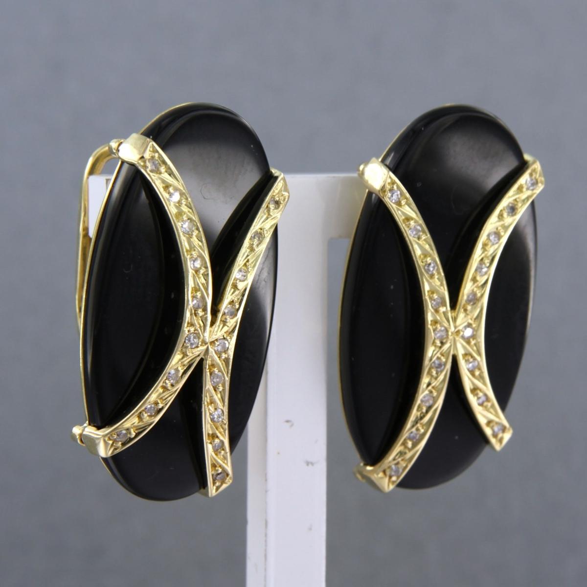 Moderne Boucles d'oreilles en or jaune 18 carats avec onyx et diamants taille unique jusqu'à 0,10 carat en vente