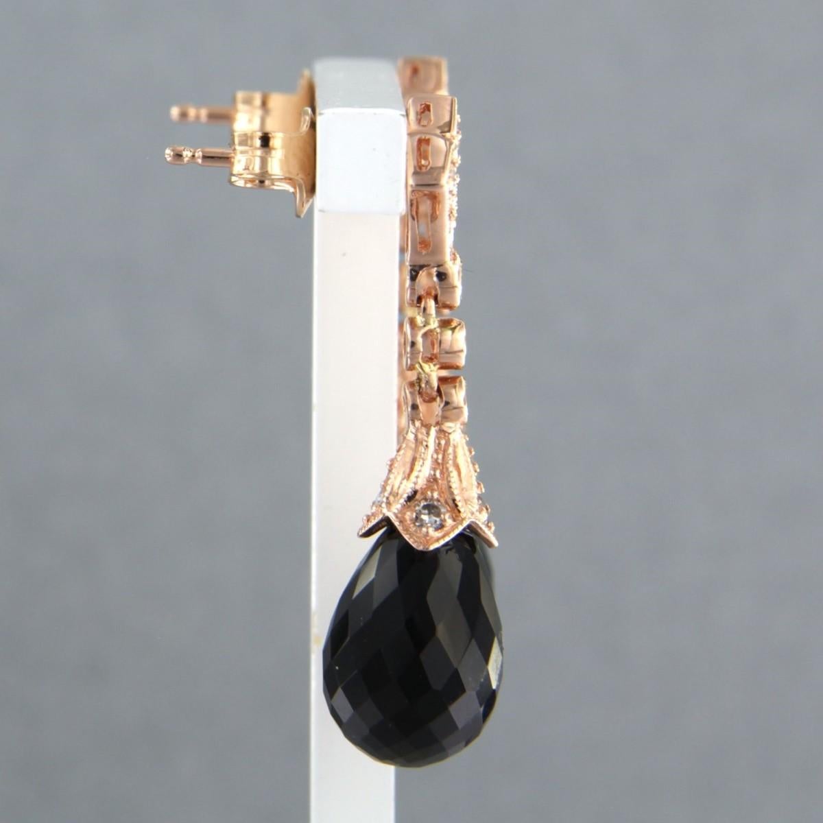 Ohrringe aus 14 Karat Roségold, besetzt mit Onyx und Diamanten im Einzelschliff von bis zu 0,34 Karat - G/H - VS/SI

Ausführliche Beschreibung

Die Ohrringe sind 2,7 cm hoch und 8,2 mm breit

Gewicht: 5,5 Gramm

Set mit:

- 2 x 9,0 mm x 7,0 mm
