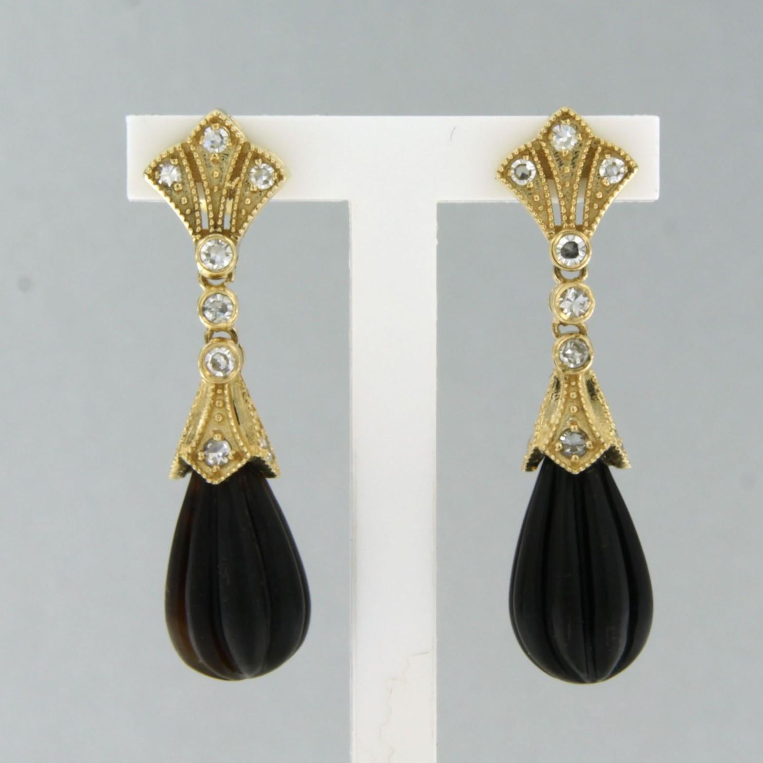 Boucles d'oreilles en or jaune 14k serties d'onyx et de diamants taille unique. 0.36ct - F/G - VS/SI

Description détaillée :

la taille de la boucle d'oreille est de 3,0 cm de haut par 8,0 mm de large

Poids total 5,0 grammes

set avec

- 2 x 1,0