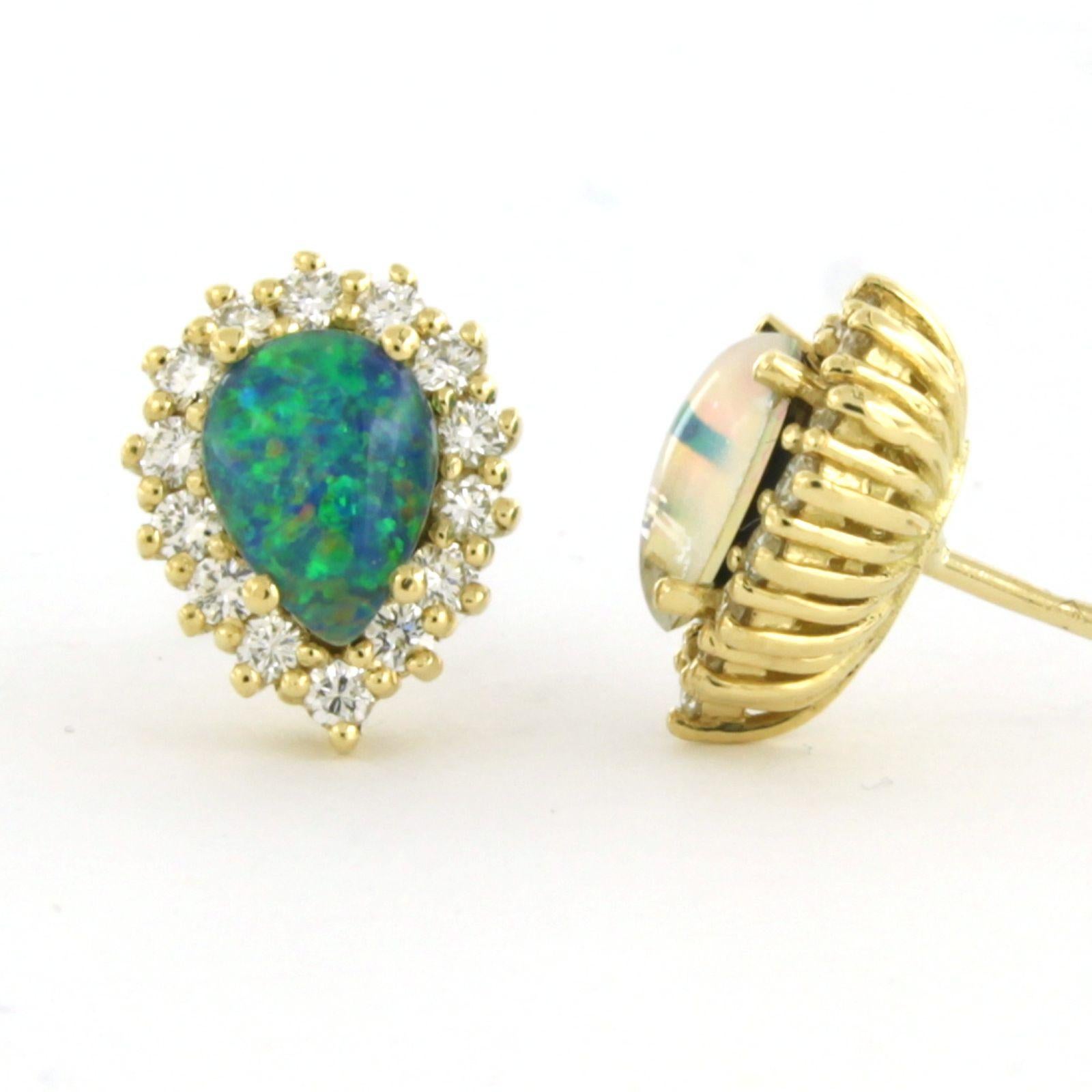 Ohrringe mit Opal- und Diamanten im Brillantschliff bis zu 0,52 Karat 18 Karat Gelbgold im Angebot 1