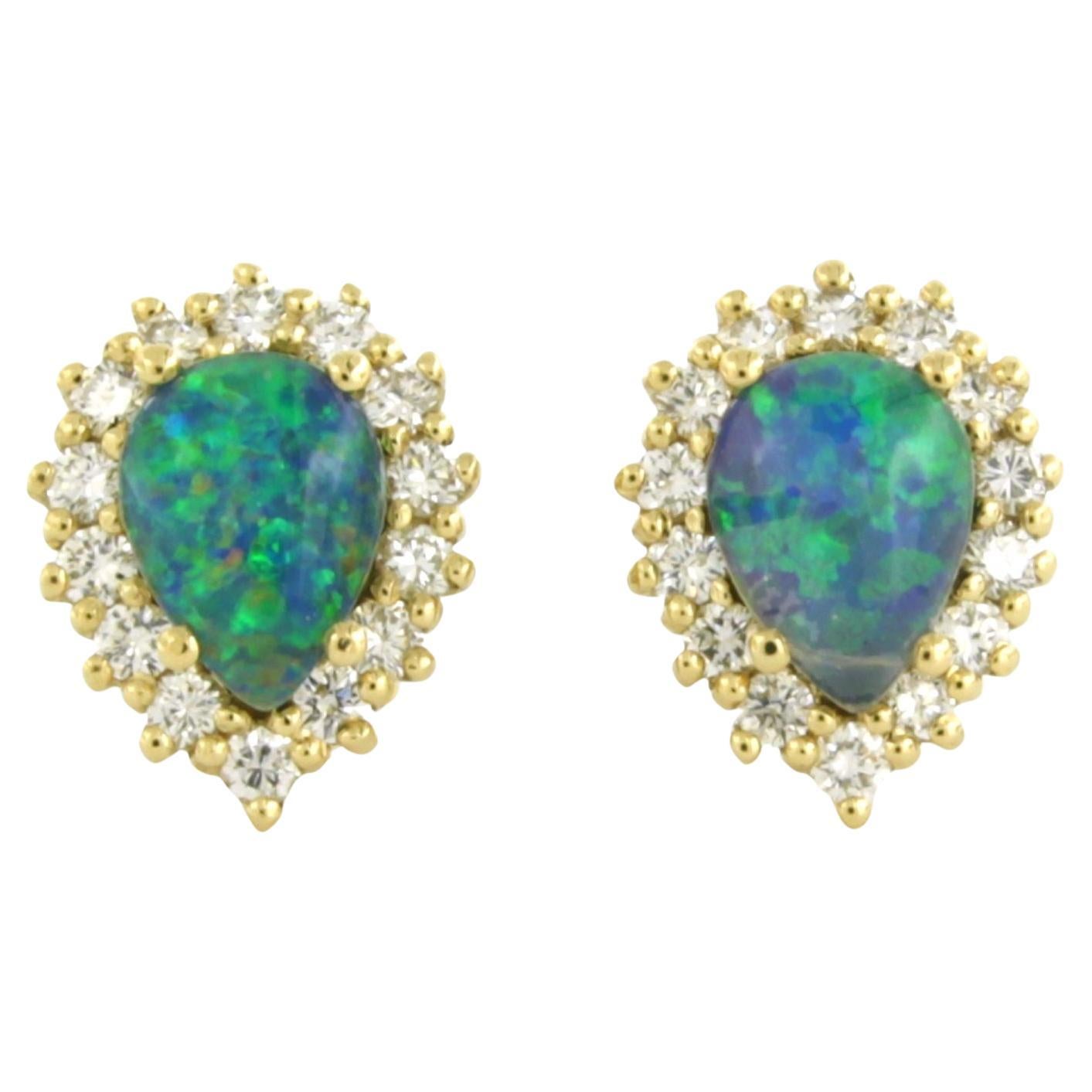 Ohrringe mit Opal- und Diamanten im Brillantschliff bis zu 0,52 Karat 18 Karat Gelbgold