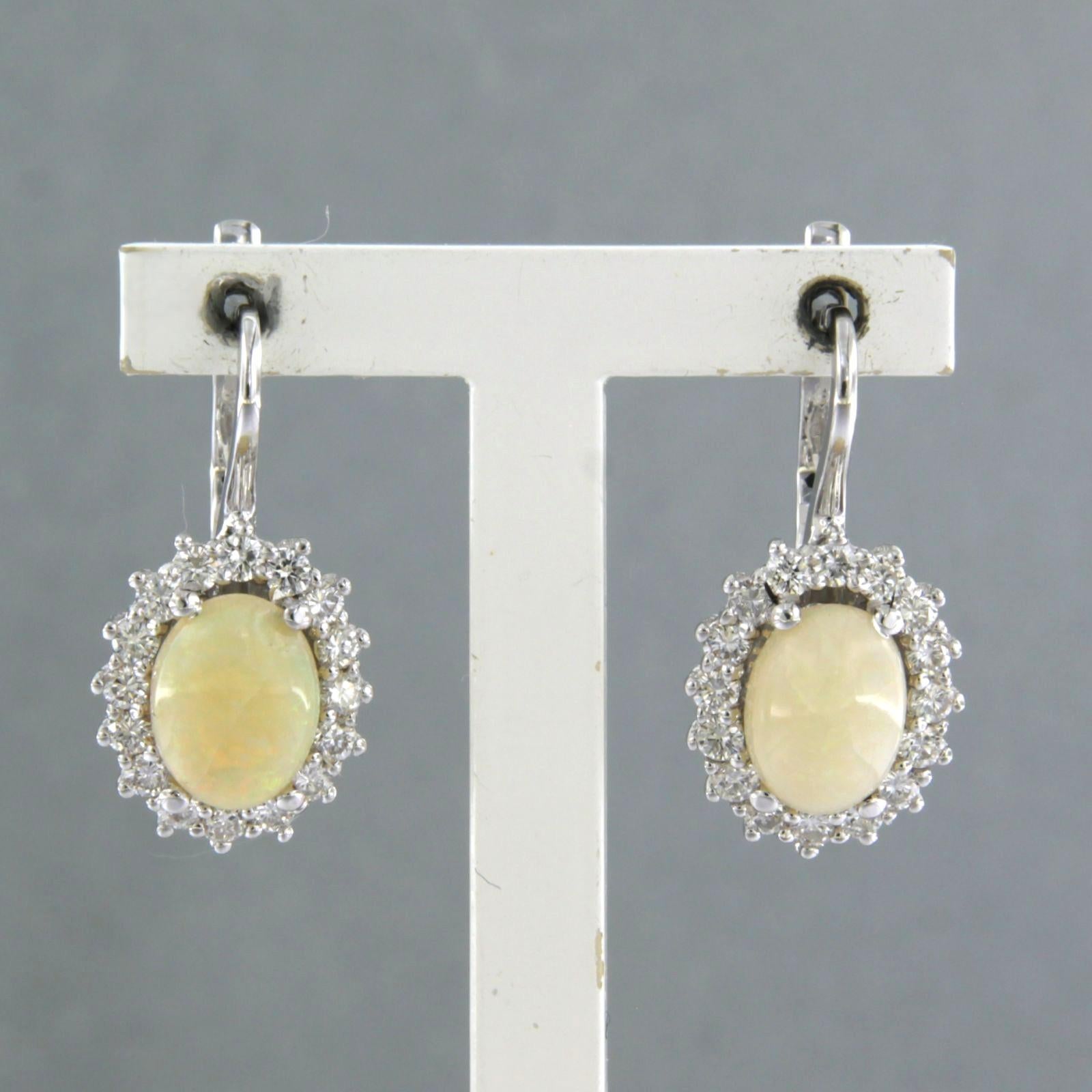 Boucles d'oreilles en or blanc 18k serties d'opale et de diamants taille brillant jusqu'à 0,64 ct - F/G - VS/SI

Description détaillée :

Les boucles d'oreilles mesurent 2,0 cm de haut et 1,0 cm de large.

Poids total : 5,1 grammes

Set avec :

- 2