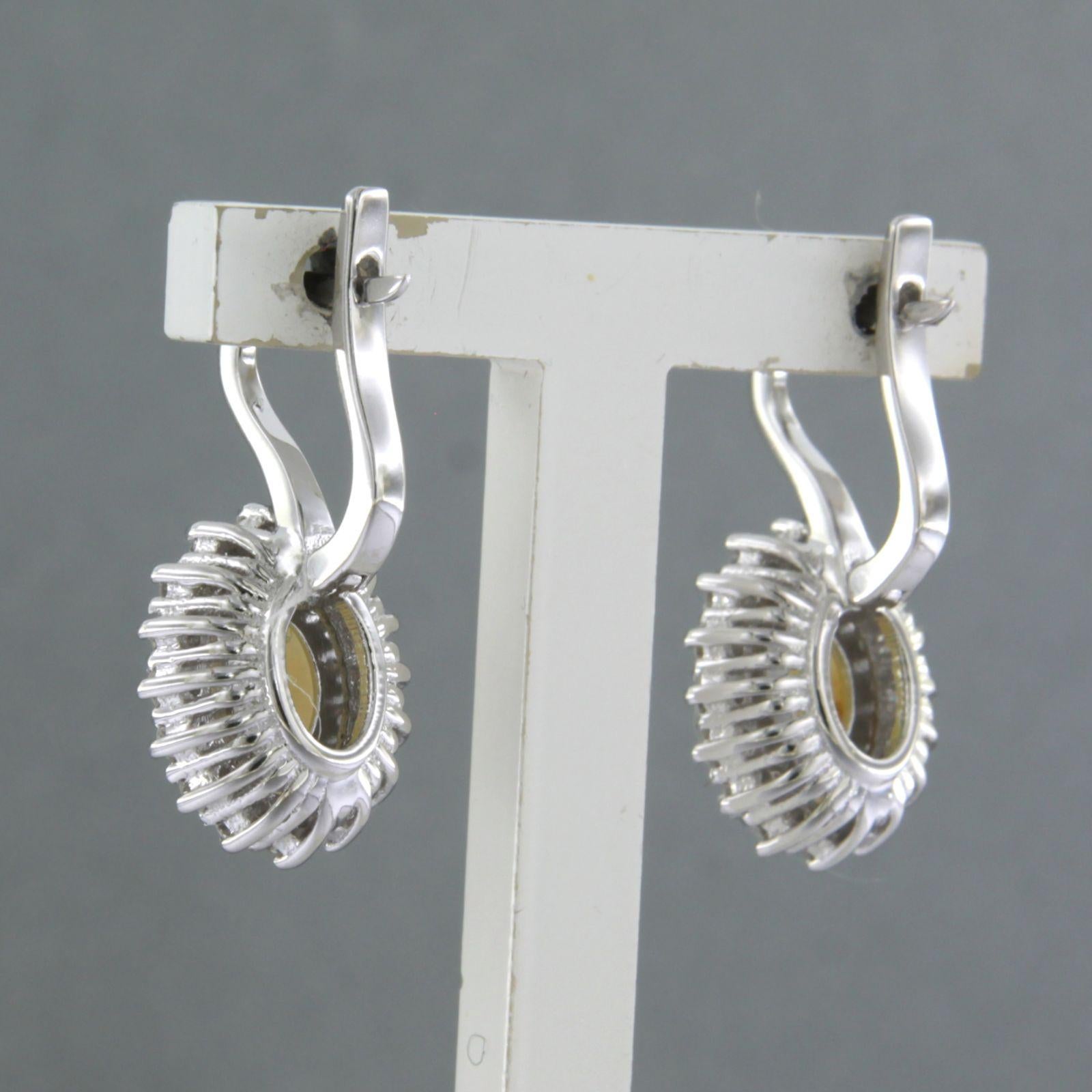 Taille brillant Boucles d'oreilles avec opale et diamants taille brillant jusqu'à 0,64ct Or 18k 5,1 grammes en vente