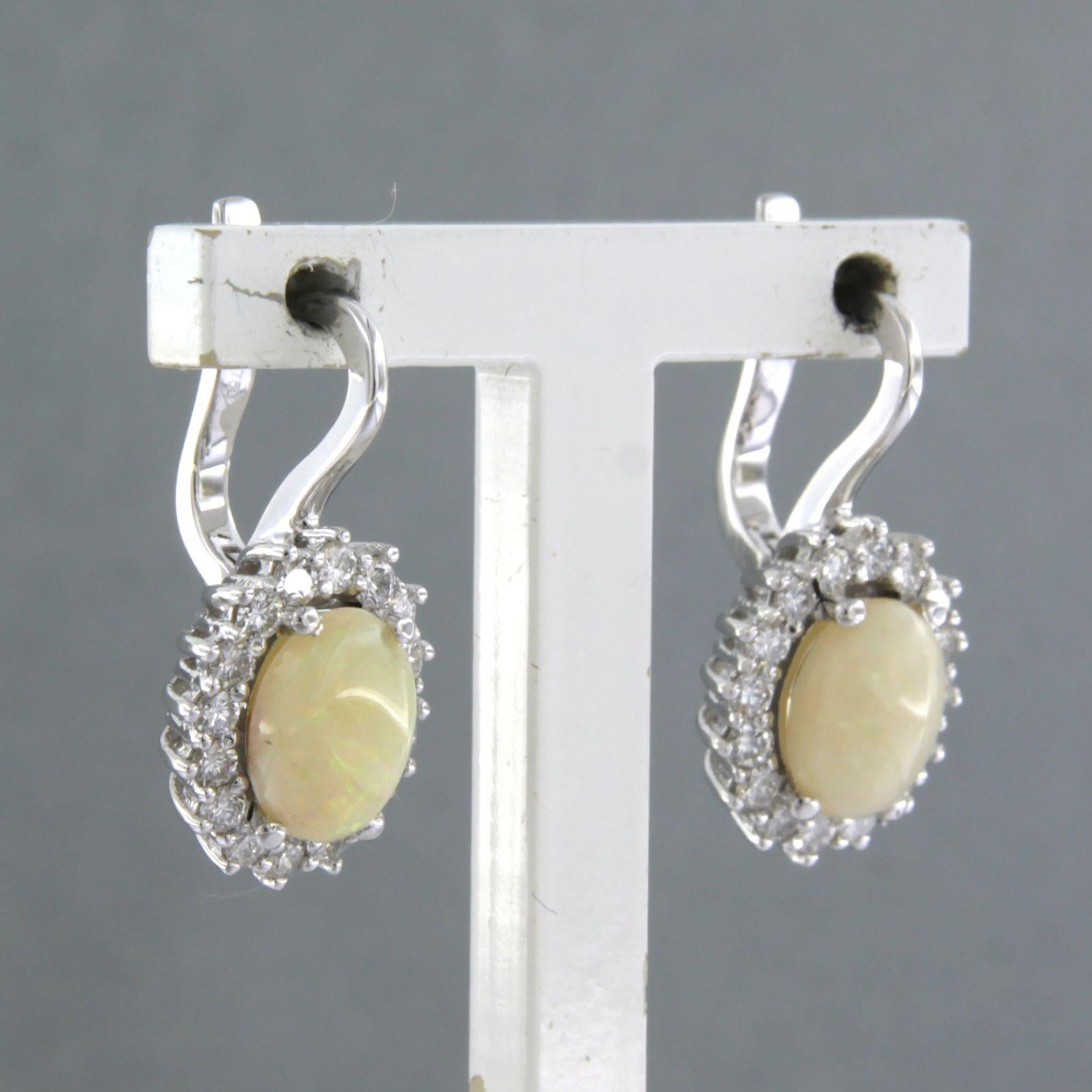 Boucles d'oreilles avec opale et diamants taille brillant jusqu'à 0,64ct Or 18k 5,1 grammes Pour femmes en vente