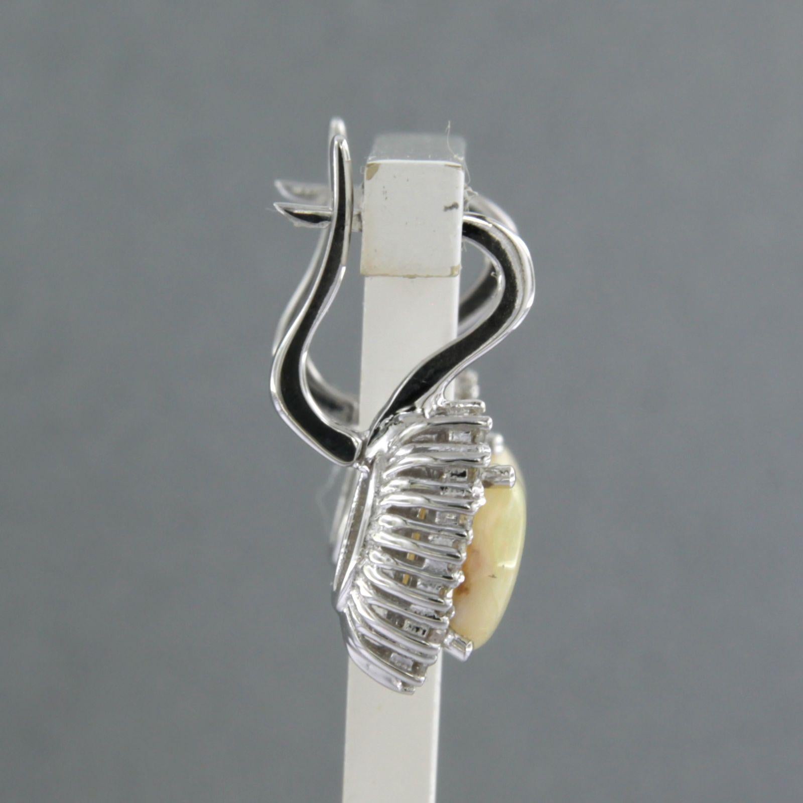 Boucles d'oreilles avec opale et diamants taille brillant jusqu'à 0,64ct Or 18k 5,1 grammes en vente 1