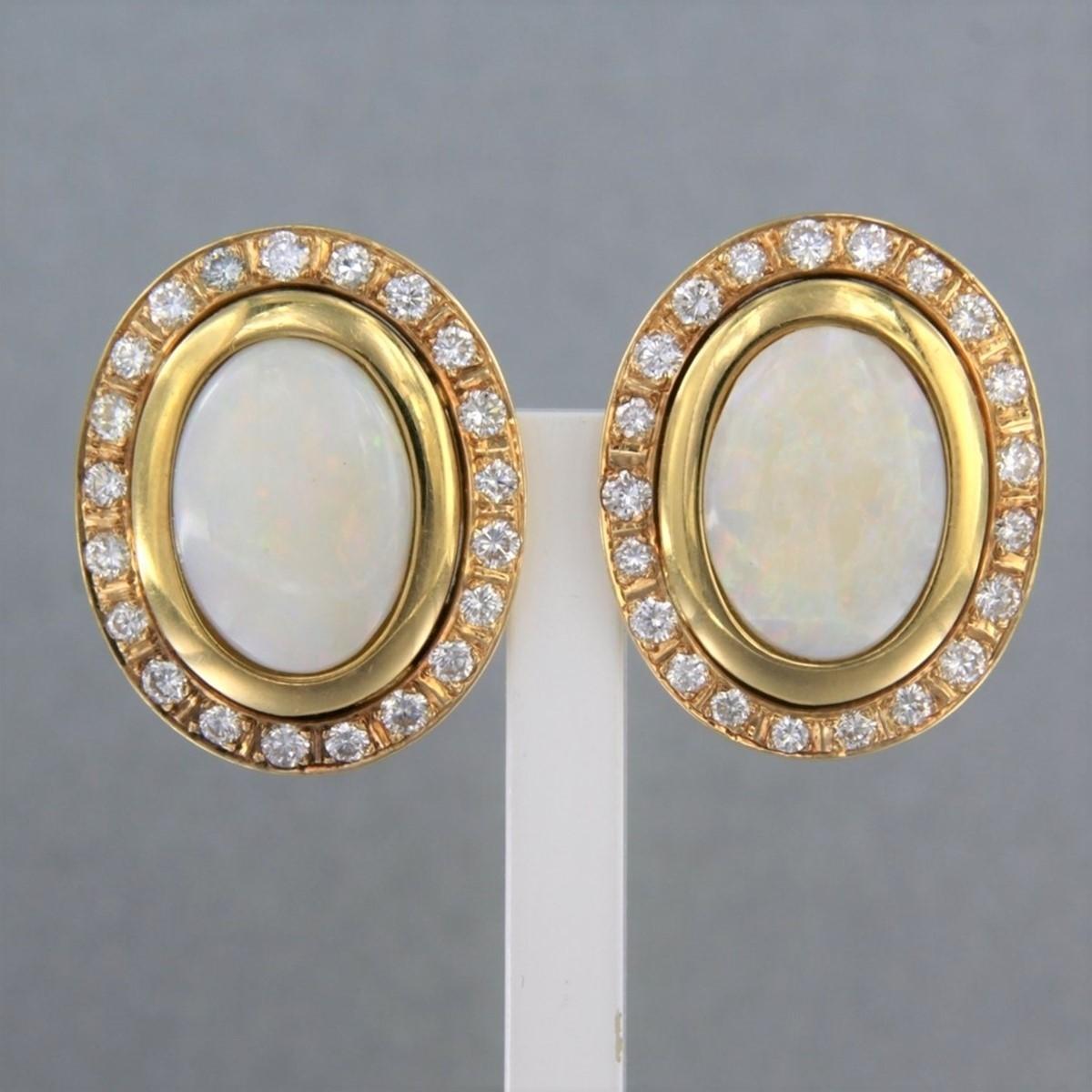 18 kt yellow gold ear clips set with opal and brilliant cut diamonds. 1.00ct - F/G - VS/SI

detailed description:

the top of the ear clip is 2.2 cm long by 1.8 cm wide

weight 12.1 grams

occupied with

- 2 x 1.4 cm x 9.8 mm oval cabochon cut
