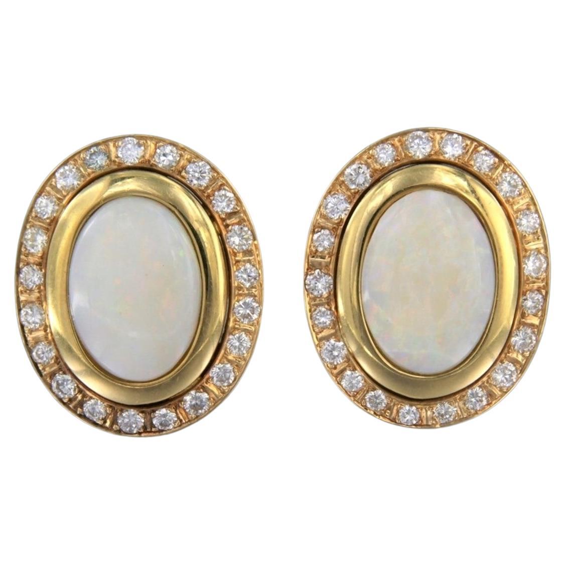 Ohrringe mit Opal und Diamant aus 18 Karat Gelbgold im Angebot