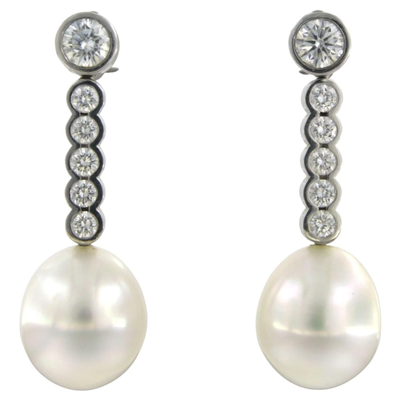 Boucles d'oreilles ornées de perles et de diamants taille brillant d'un poids total allant jusqu'à 1,20 ct, en or 18 carats, 9,2 grammes