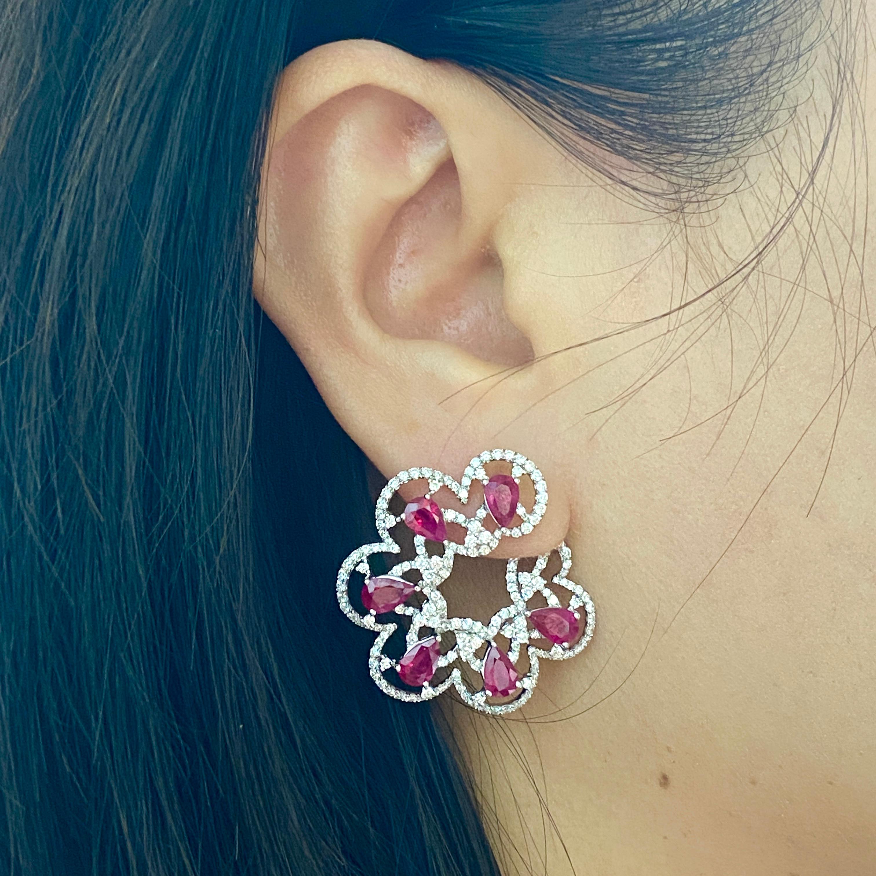 Earrings with pear shape Natural Ruby and White Diamonds made in 18K Gold (Tropfenschliff) im Angebot